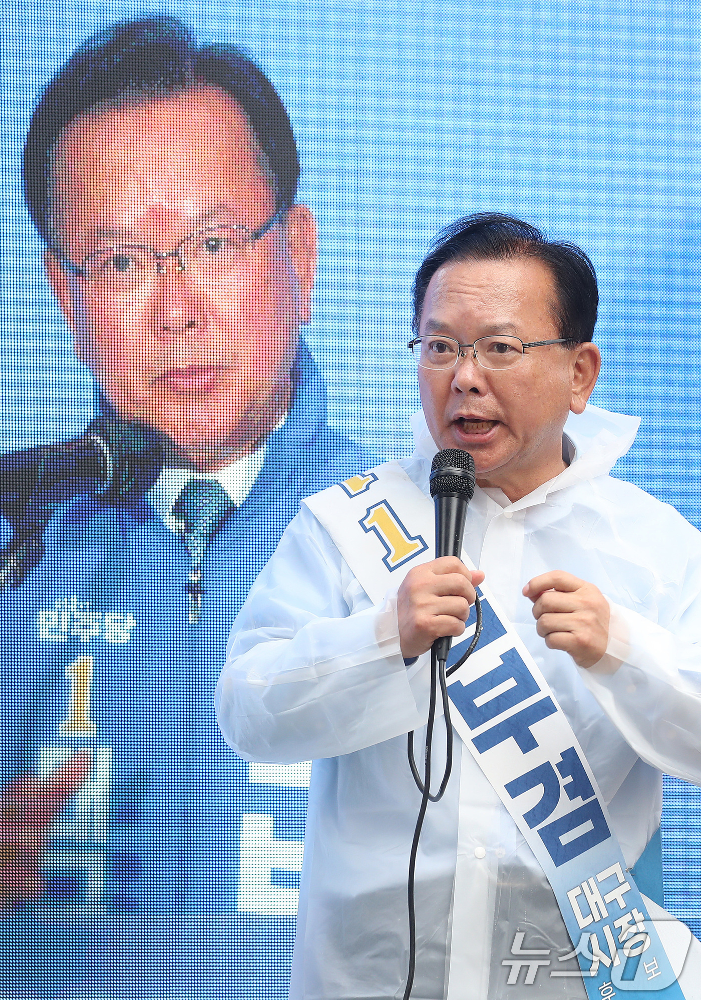 (대구=뉴스1) 공정식 기자 = 김부겸 더불어민주당 대구시장 후보가 6·3 지방선거를 하루 앞둔 2일 대구 수성구 범어동 아파트 단지에서 일명 '벽치기 유세'를 이어가고 있다. 2 …