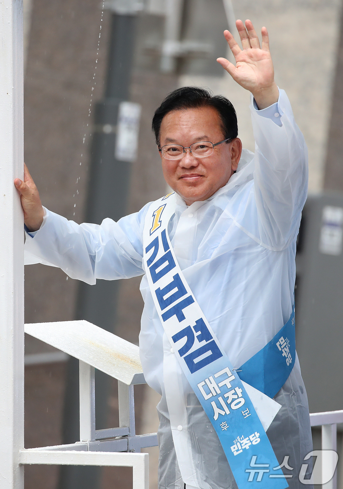 (대구=뉴스1) 공정식 기자 = 김부겸 더불어민주당 대구시장 후보가 6·3 지방선거를 하루 앞둔 2일 대구 수성구 범어동 아파트 단지에서 일명 '벽치기 유세' 도중 주민을 향해 손 …