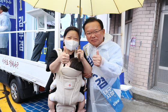 벽치기 유세 도중 기념촬영하는 김부겸