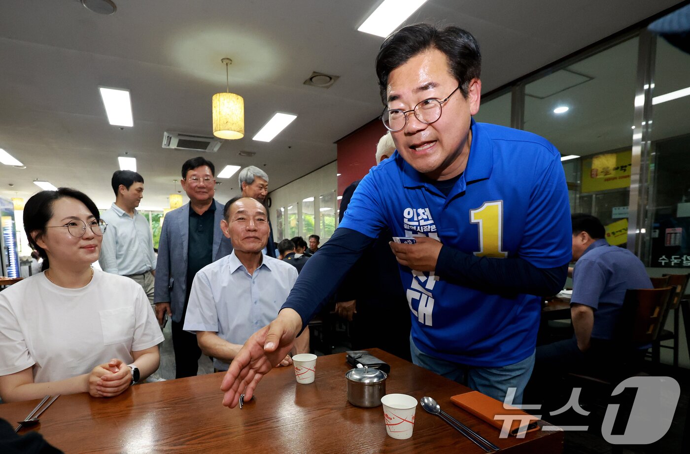 본문 이미지 - 박찬대 더불어민주당 인천시장 후보가 제9회 전국동시지방선거를 하루 앞둔 2일 인천 부평구 갈산역 인근 상가를 찾아 유세를 하고 있다. 2026.6.2 ⓒ 뉴스1 이호윤 기자
