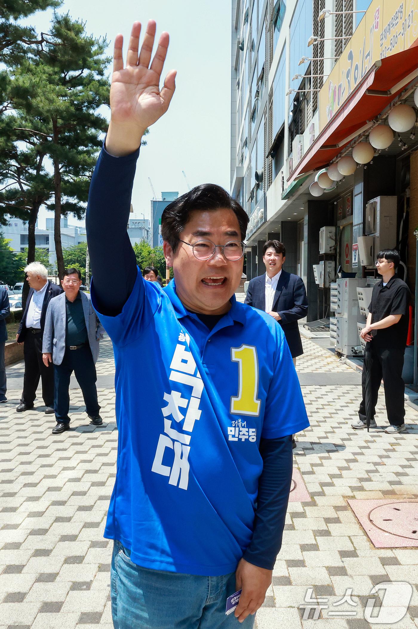 (인천=뉴스1) 이호윤 기자 = 박찬대 더불어민주당 인천시장 후보가 제9회 전국동시지방선거를 하루 앞둔 2일 인천 부평구 갈산역 인근 상가를 찾아 시민들에게 인사를 하고 있다. 2 …