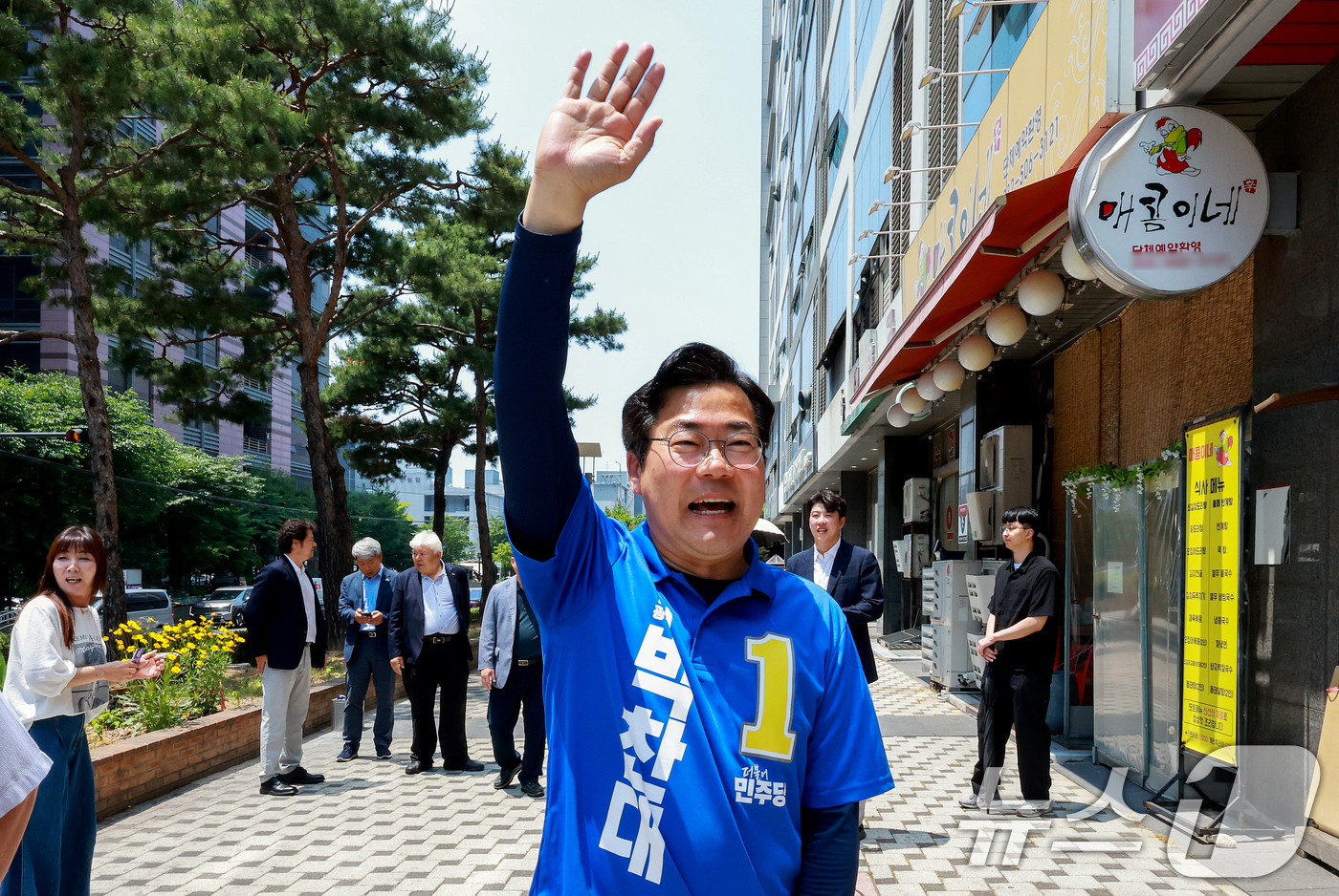 (인천=뉴스1) 이호윤 기자 = 박찬대 더불어민주당 인천시장 후보가 제9회 전국동시지방선거를 하루 앞둔 2일 인천 부평구 갈산역 인근 상가를 찾아 시민들에게 인사를 하고 있다. 2 …