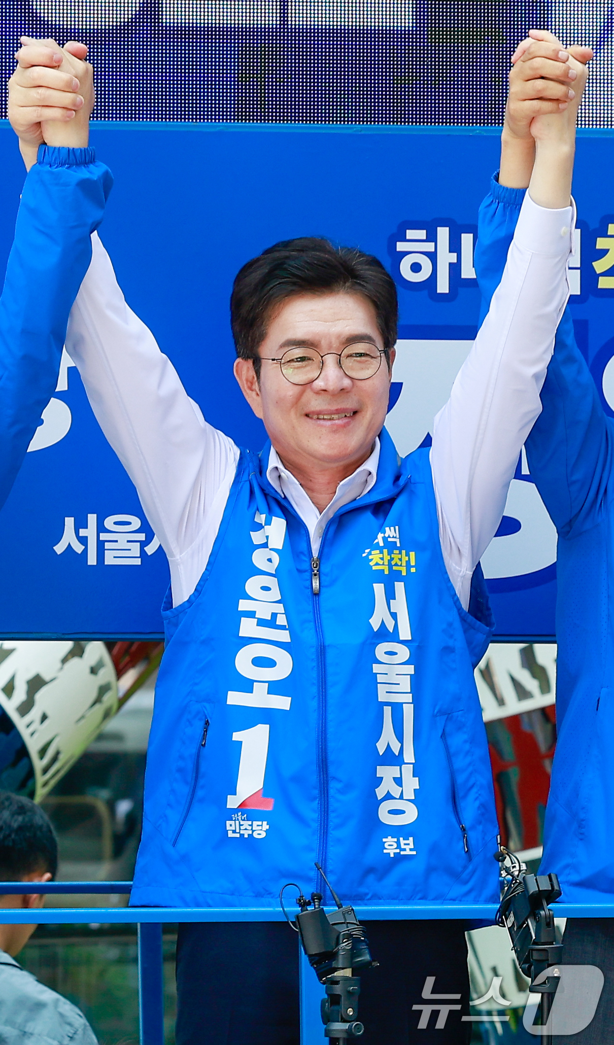 (서울=뉴스1) 안은나 기자 = 정원오 더불어민주당 서울시장 후보가 제9회 전국동시지방선거일을 하루 앞둔 2일 서울 영등포구 여의도우체국 앞에서 집중유세를 마친 뒤 인사하고 있다. …