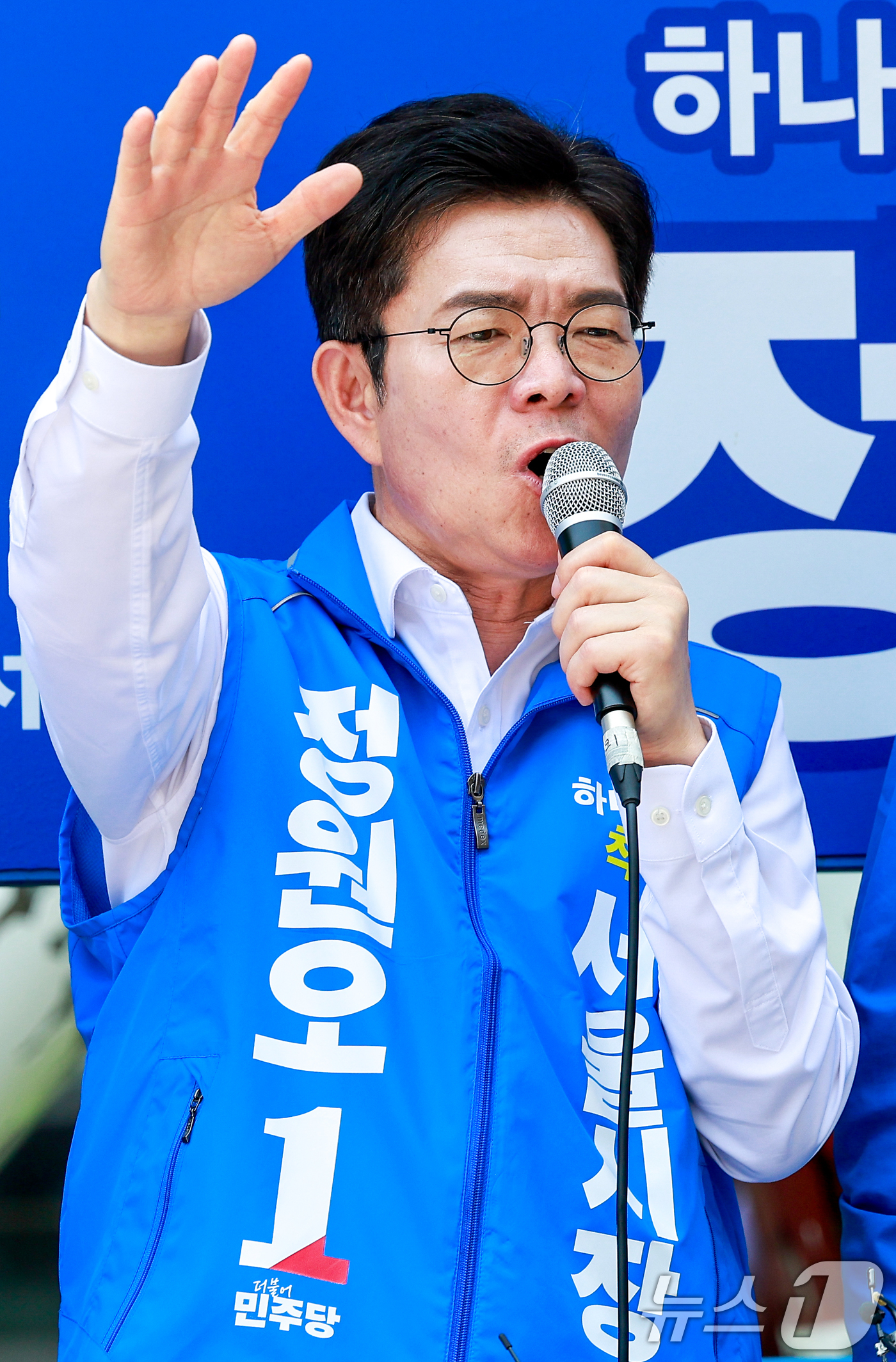 (서울=뉴스1) 안은나 기자 = 정원오 더불어민주당 서울시장 후보가 제9회 전국동시지방선거일을 하루 앞둔 2일 서울 영등포구 여의도우체국 앞에서 열린 집중유세 현장에 참석해 지지를 …