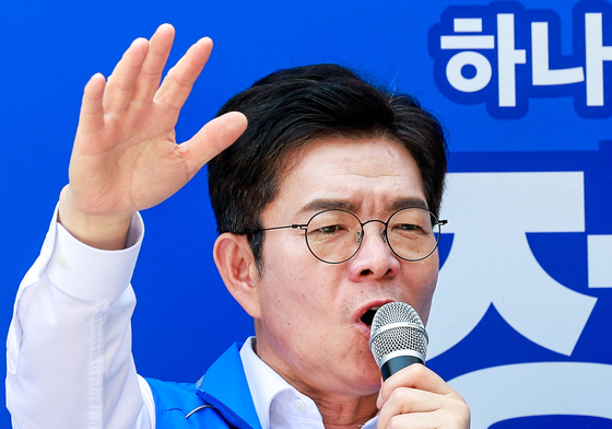 여의도 직장인들 향해 지지 호소하는 정원오 후보