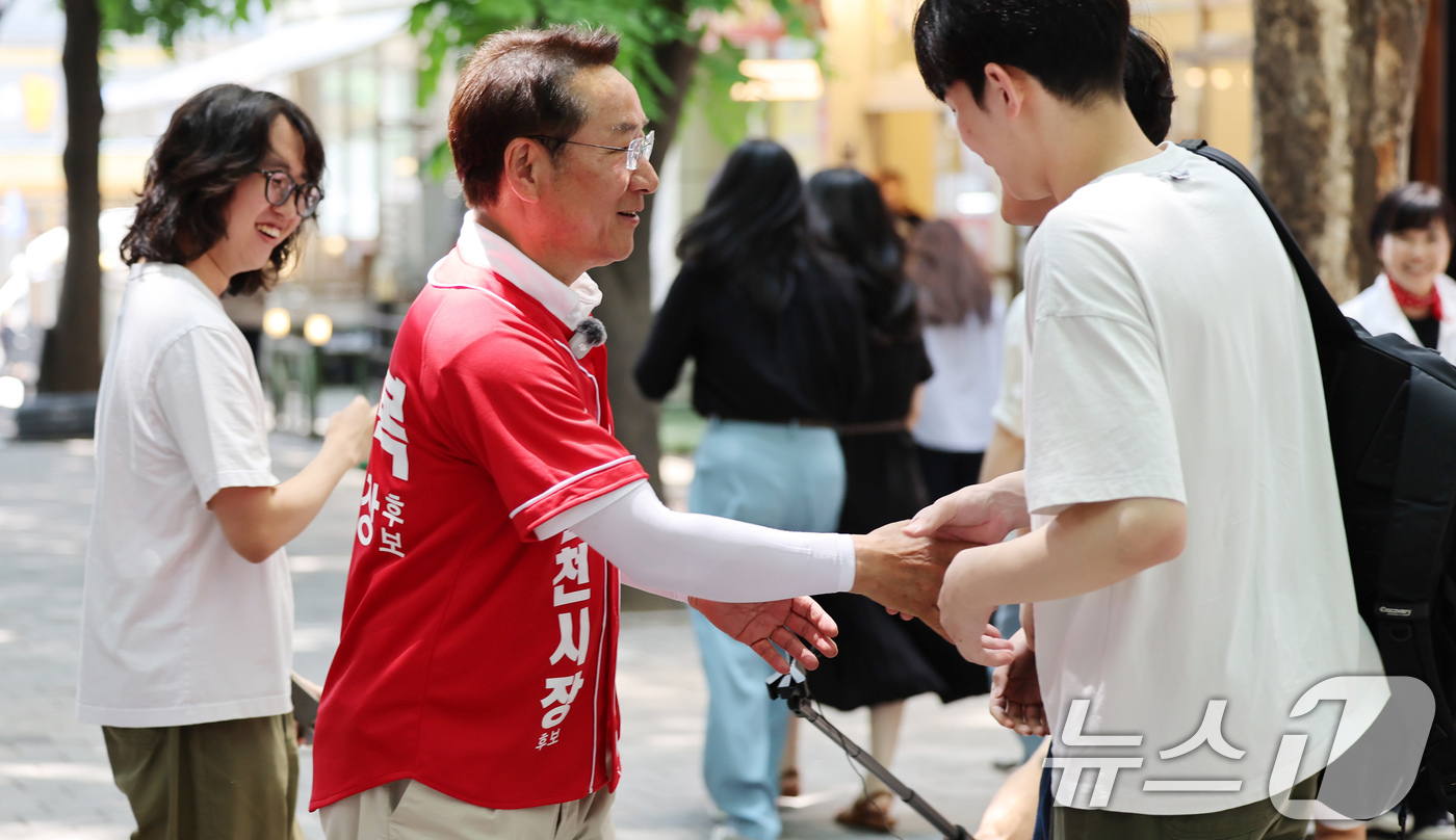 (인천=뉴스1) 이호윤 기자 = 유정복 국민의힘 인천시장 후보가 제9회 전국동시지방선거를 하루 앞둔 2일 인천 남동구 구월동을 찾아 시민들과 인사를 나누고 있다. (공동취재) 20 …