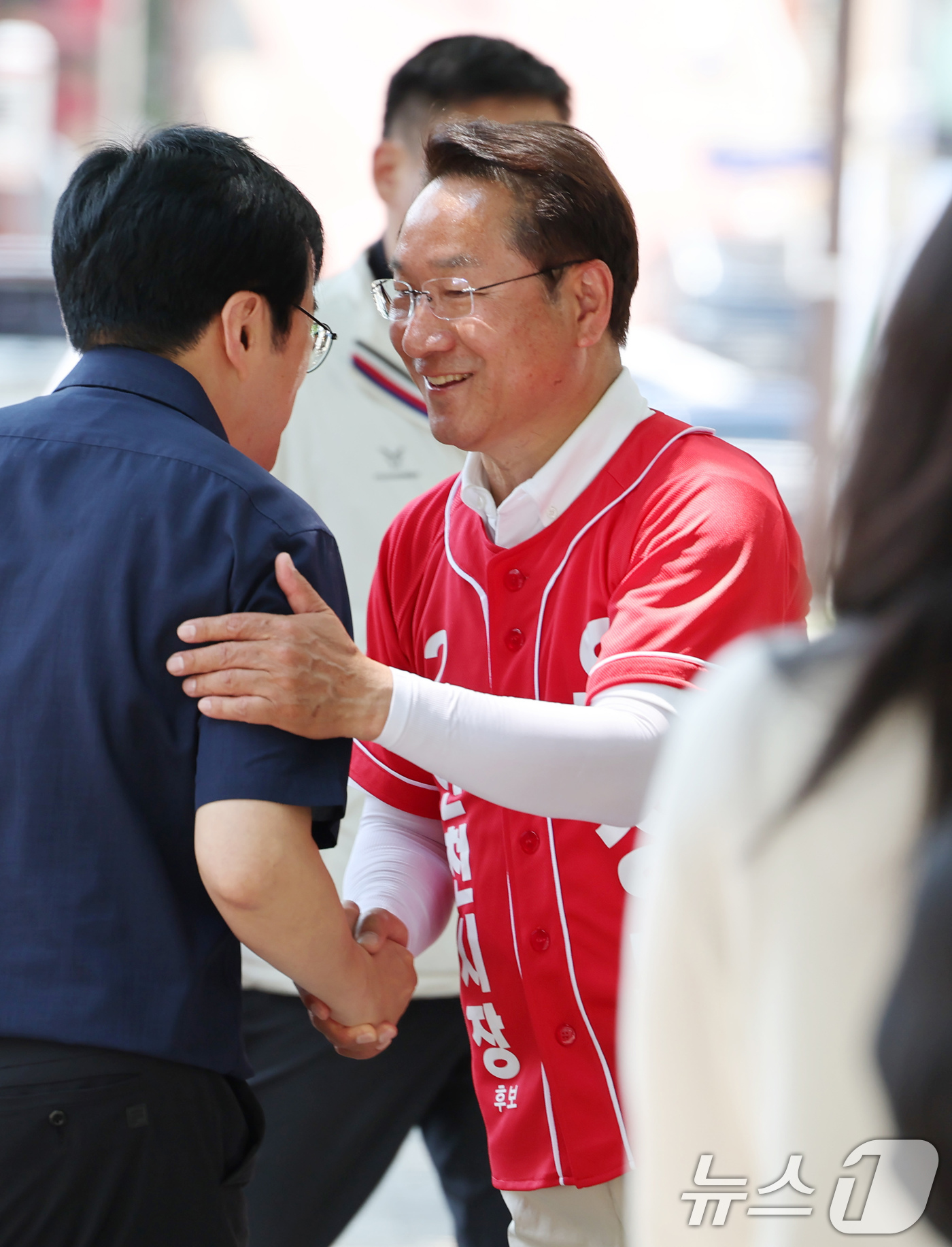 (인천=뉴스1) 이호윤 기자 = 유정복 국민의힘 인천시장 후보가 제9회 전국동시지방선거를 하루 앞둔 2일 인천 남동구 구월동에서 유세 중 시민들과 인사를 나누고 있다. (공동취재) …