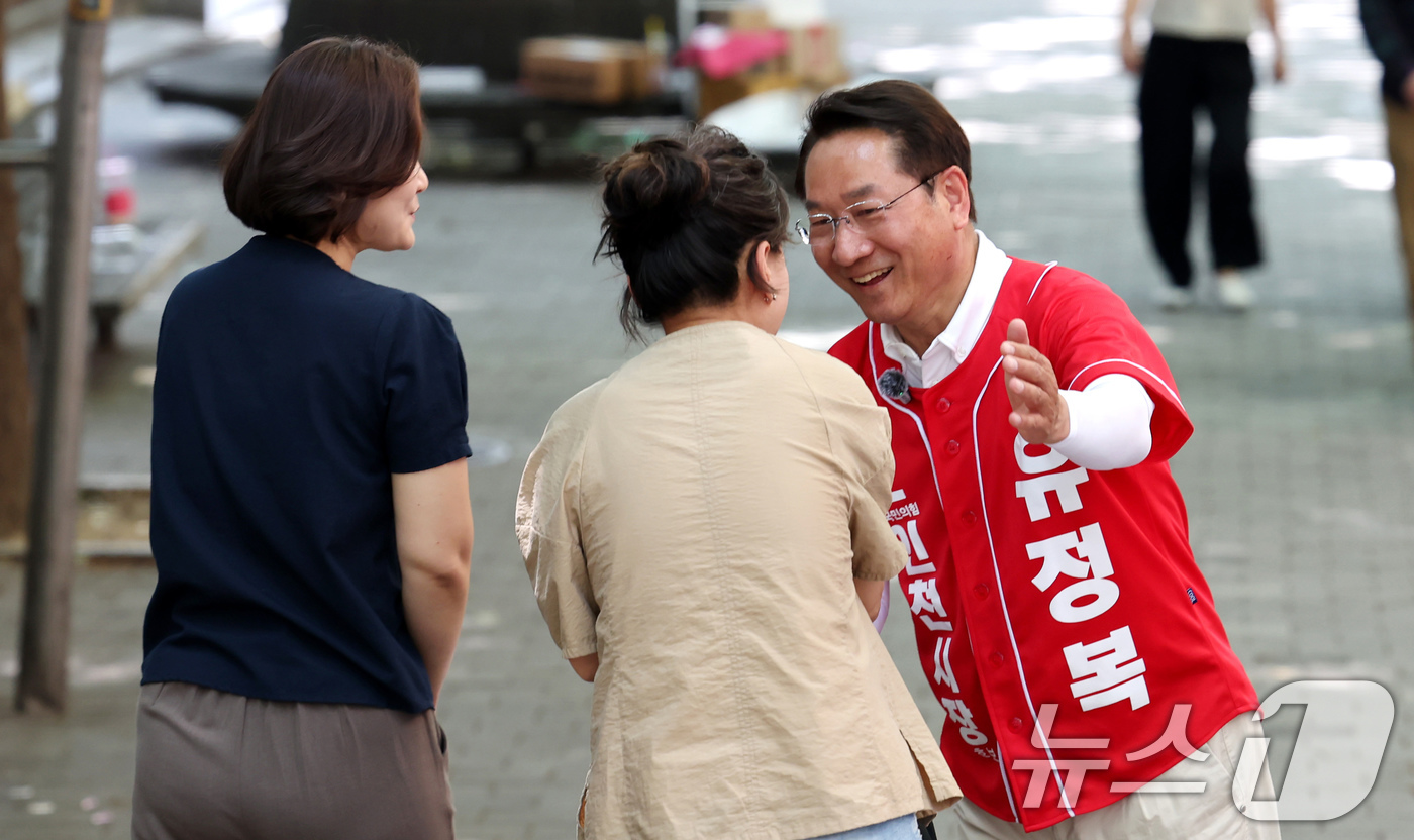 (인천=뉴스1) 이호윤 기자 = 유정복 국민의힘 인천시장 후보가 제9회 전국동시지방선거를 하루 앞둔 2일 인천 남동구 구월동을 찾아 시민들과 인사를 나누고 있다. (공동취재) 20 …