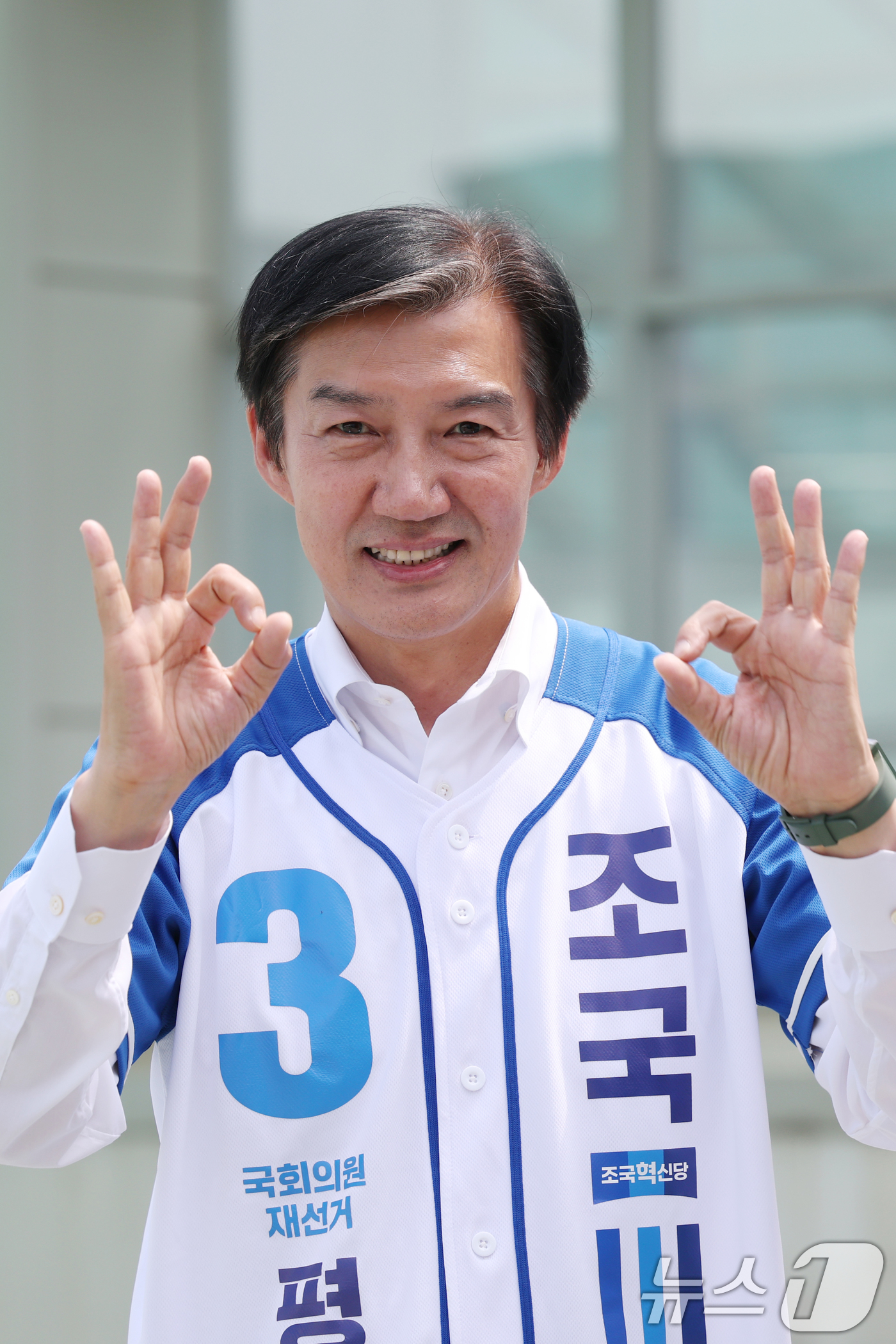 (평택=뉴스1) 김영운 기자 = 조국 조국혁신당 경기 팽택시을 국회의원 후보가 2일 경기 평택시 안중읍 일대에서 시민들에게 지지를 호소하고 있다. 2026.6.2/뉴스1