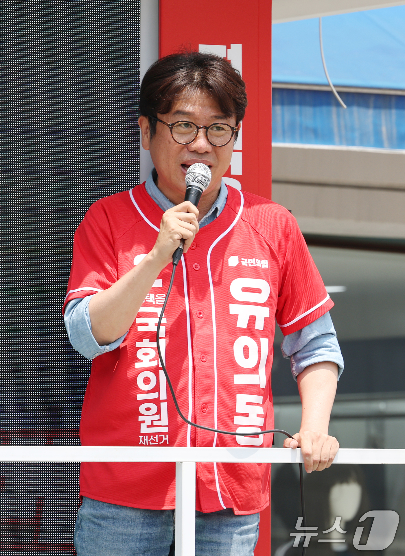 (평택=뉴스1) 김영운 기자 = 유의동 국민의힘 경기 팽택시을 국회의원 후보가 2일 경기 평택시 안중읍 일대에서 시민들에게 지지를 호소하고 있다. 2026.6.2/뉴스1