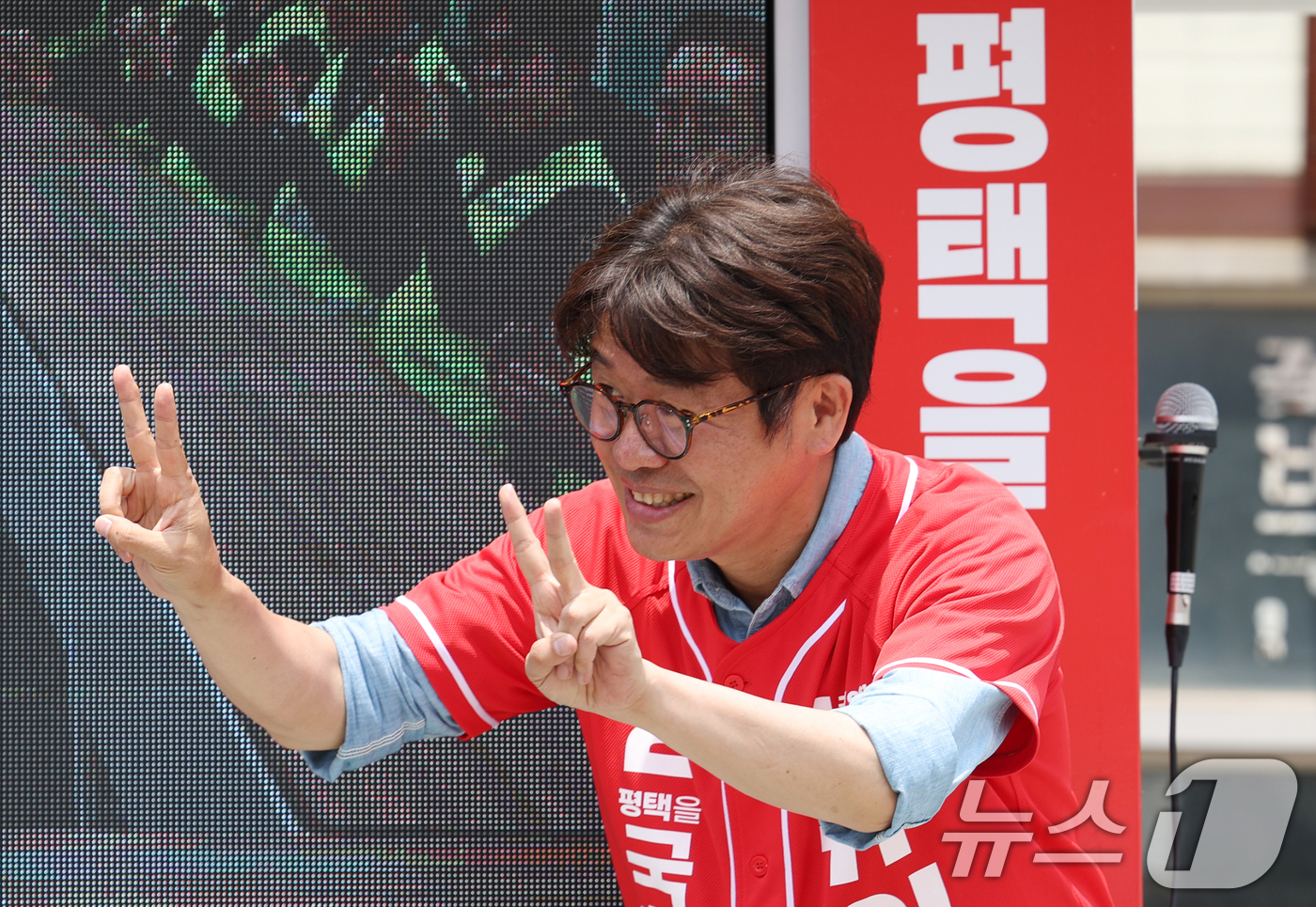 (평택=뉴스1) 김영운 기자 = 유의동 국민의힘 경기 팽택시을 국회의원 후보가 2일 경기 평택시 안중읍 일대에서 시민들에게 지지를 호소하고 있다. 2026.6.2/뉴스1