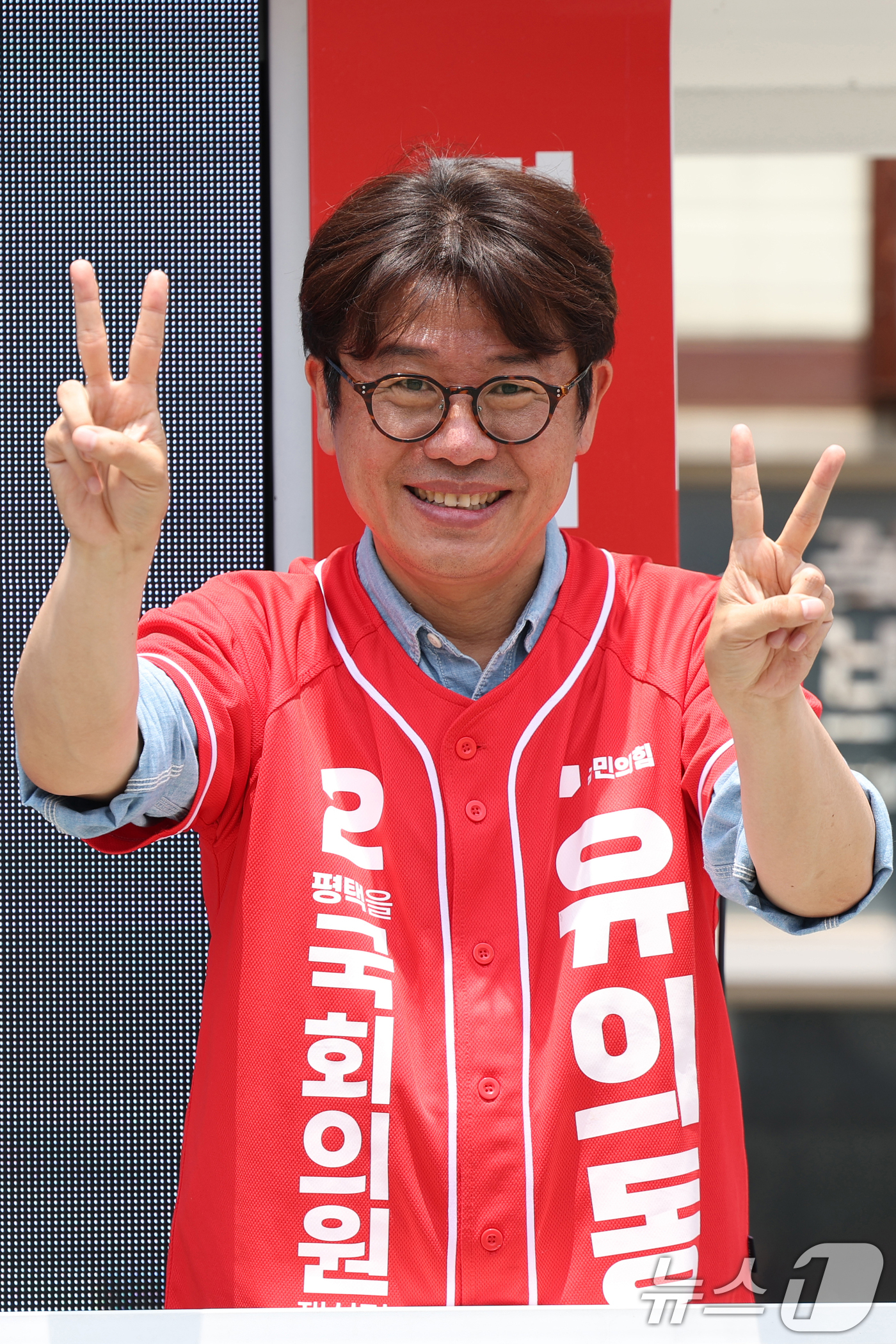 (평택=뉴스1) 김영운 기자 = 유의동 국민의힘 경기 팽택시을 국회의원 후보가 2일 경기 평택시 안중읍 일대에서 시민들에게 지지를 호소하고 있다. 2026.6.2/뉴스1