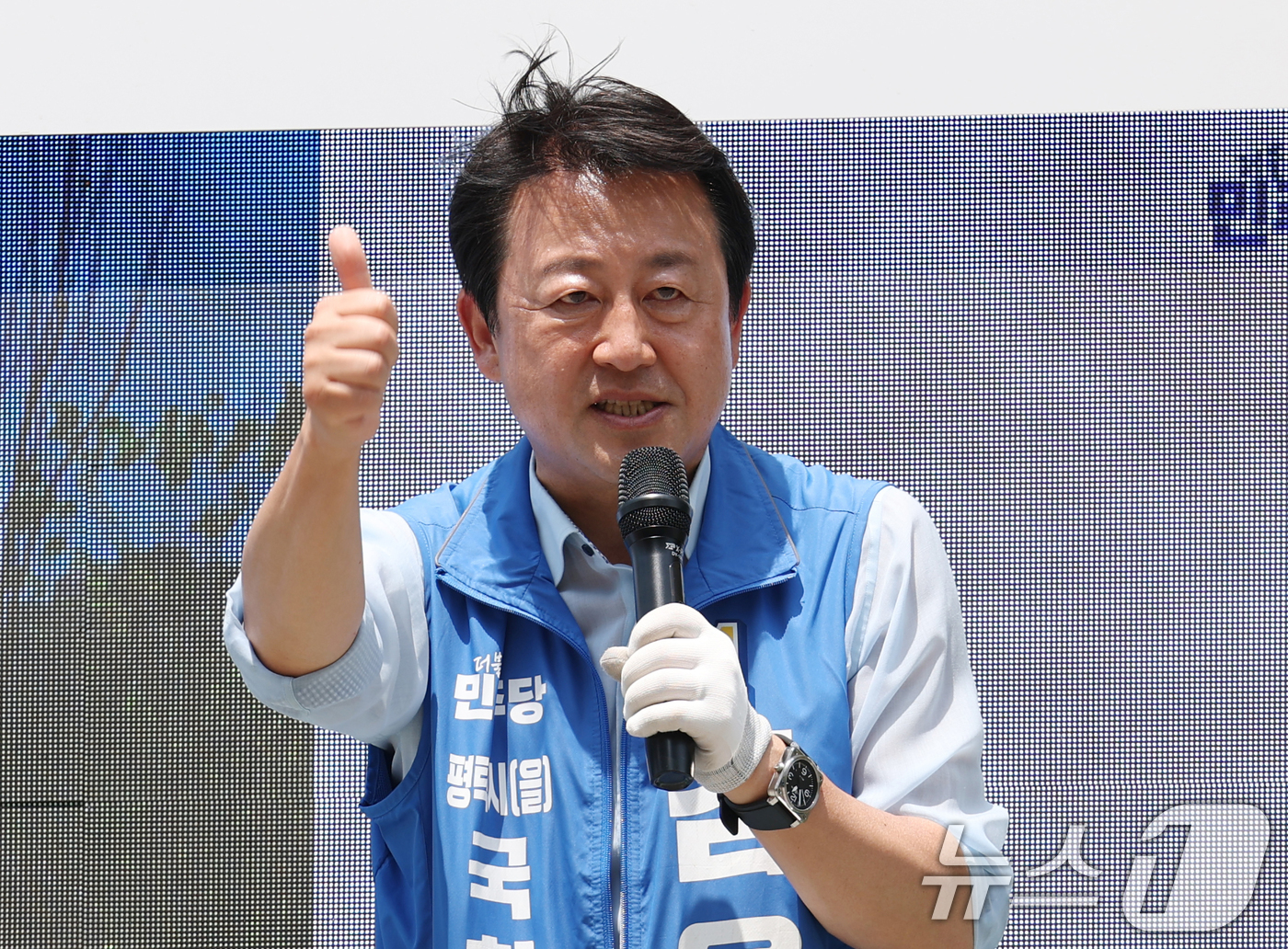 (평택=뉴스1) 김영운 기자 = 김용남 더불어민주당 경기 팽택시을 국회의원 후보가 2일 경기 평택시 안중읍 일대에서 시민들에게 지지를 호소하고 있다. 2026.6.2/뉴스1