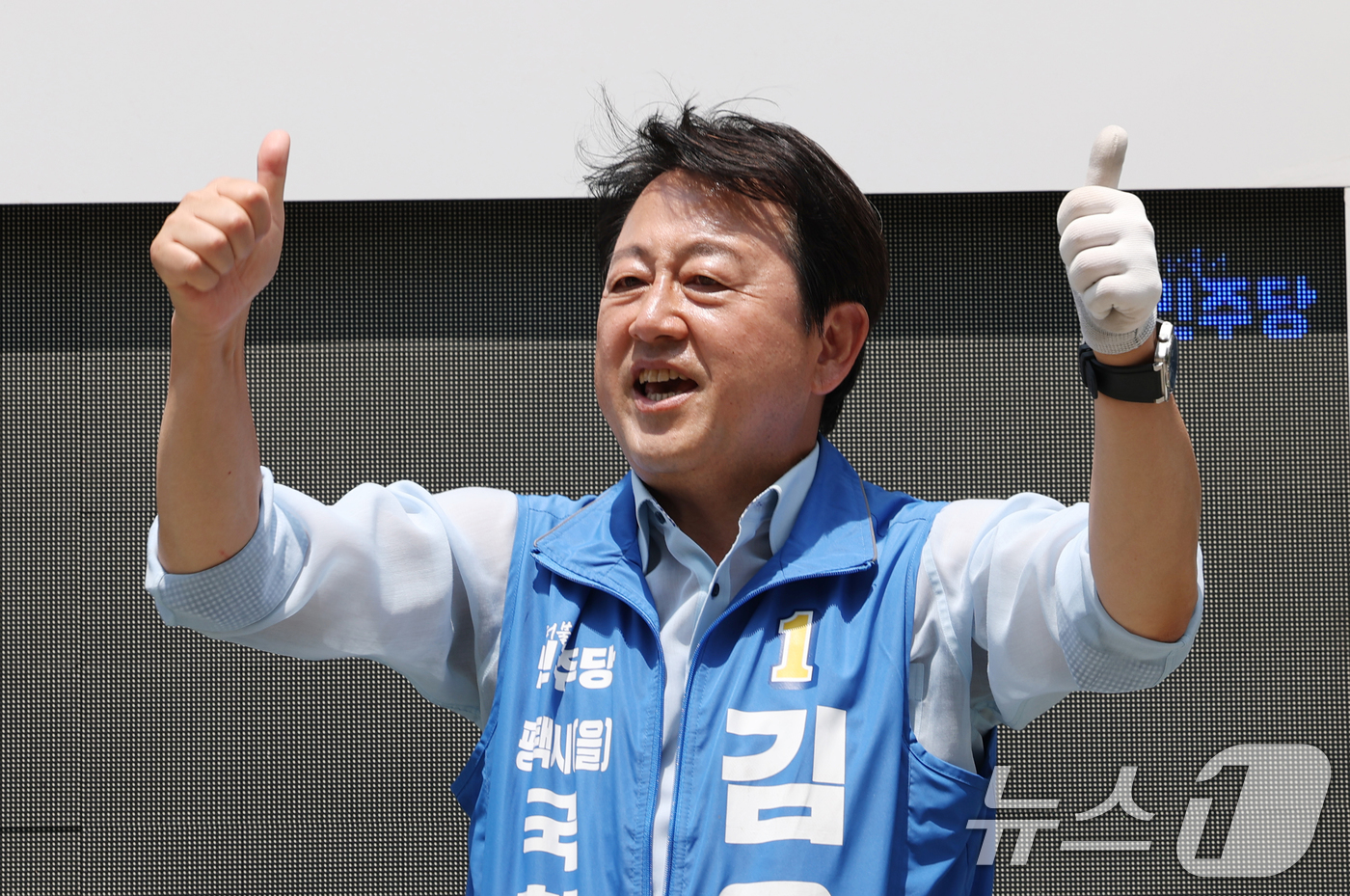 (평택=뉴스1) 김영운 기자 = 김용남 더불어민주당 경기 팽택시을 국회의원 후보가 2일 경기 평택시 안중읍 일대에서 시민들에게 지지를 호소하고 있다. 2026.6.2/뉴스1
