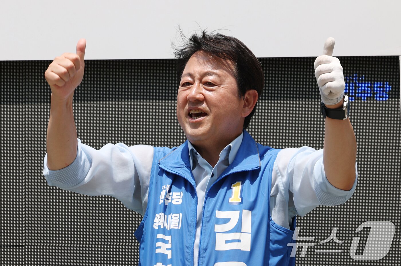 본문 이미지 - 김용남 더불어민주당 경기 팽택시을 국회의원 후보가 2일 경기 평택시 안중읍 일대에서 시민들에게 지지를 호소하고 있다. 2026.6.2 ⓒ 뉴스1 김영운 기자