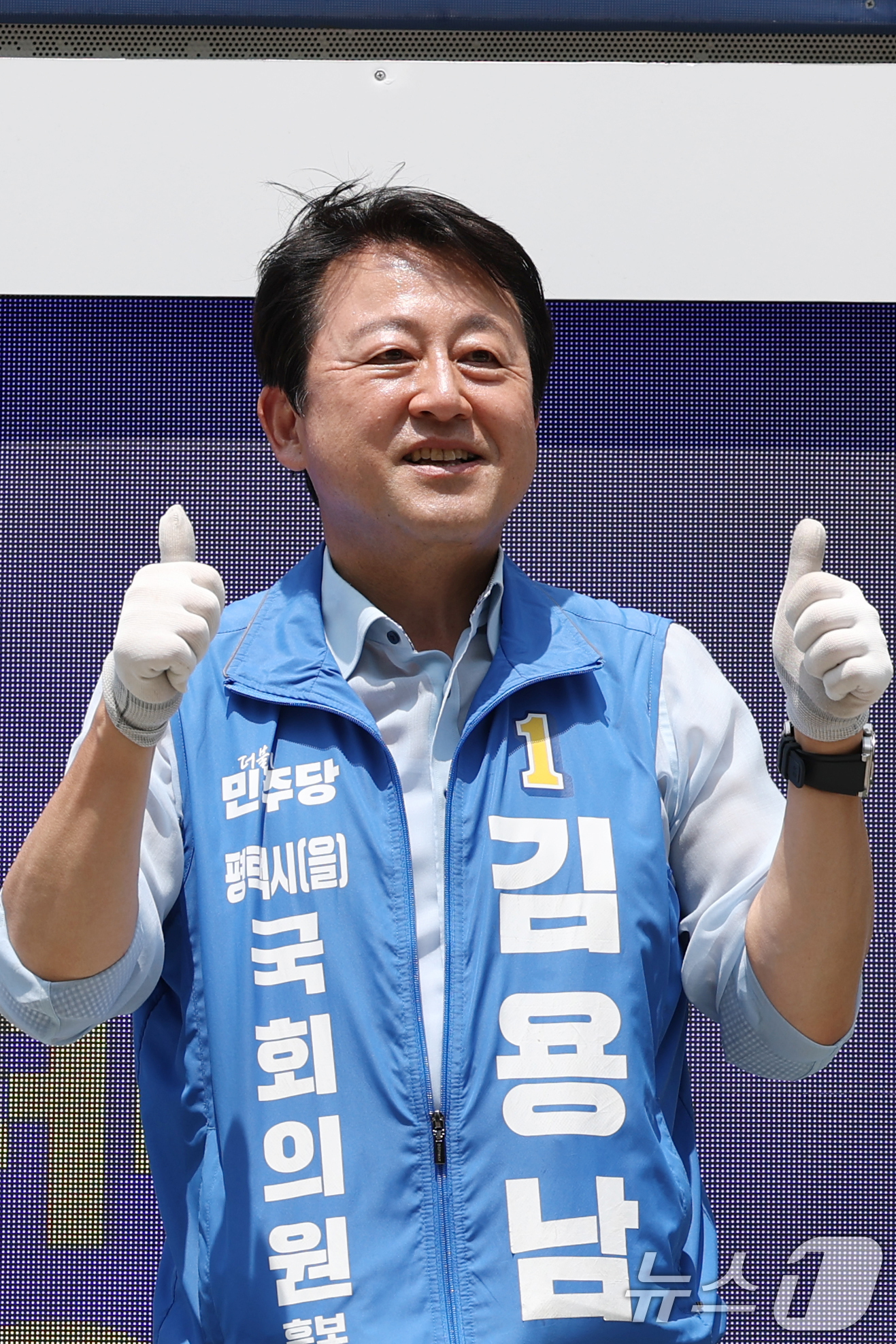 (평택=뉴스1) 김영운 기자 = 김용남 더불어민주당 경기 팽택시을 국회의원 후보가 2일 경기 평택시 안중읍 일대에서 시민들에게 지지를 호소하고 있다. 2026.6.2/뉴스1