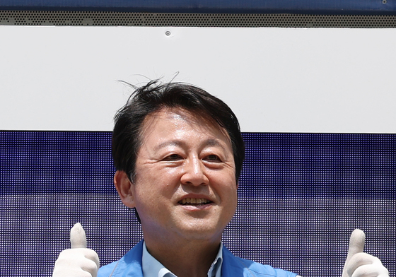 선거 막바지 유세 나선 김용남