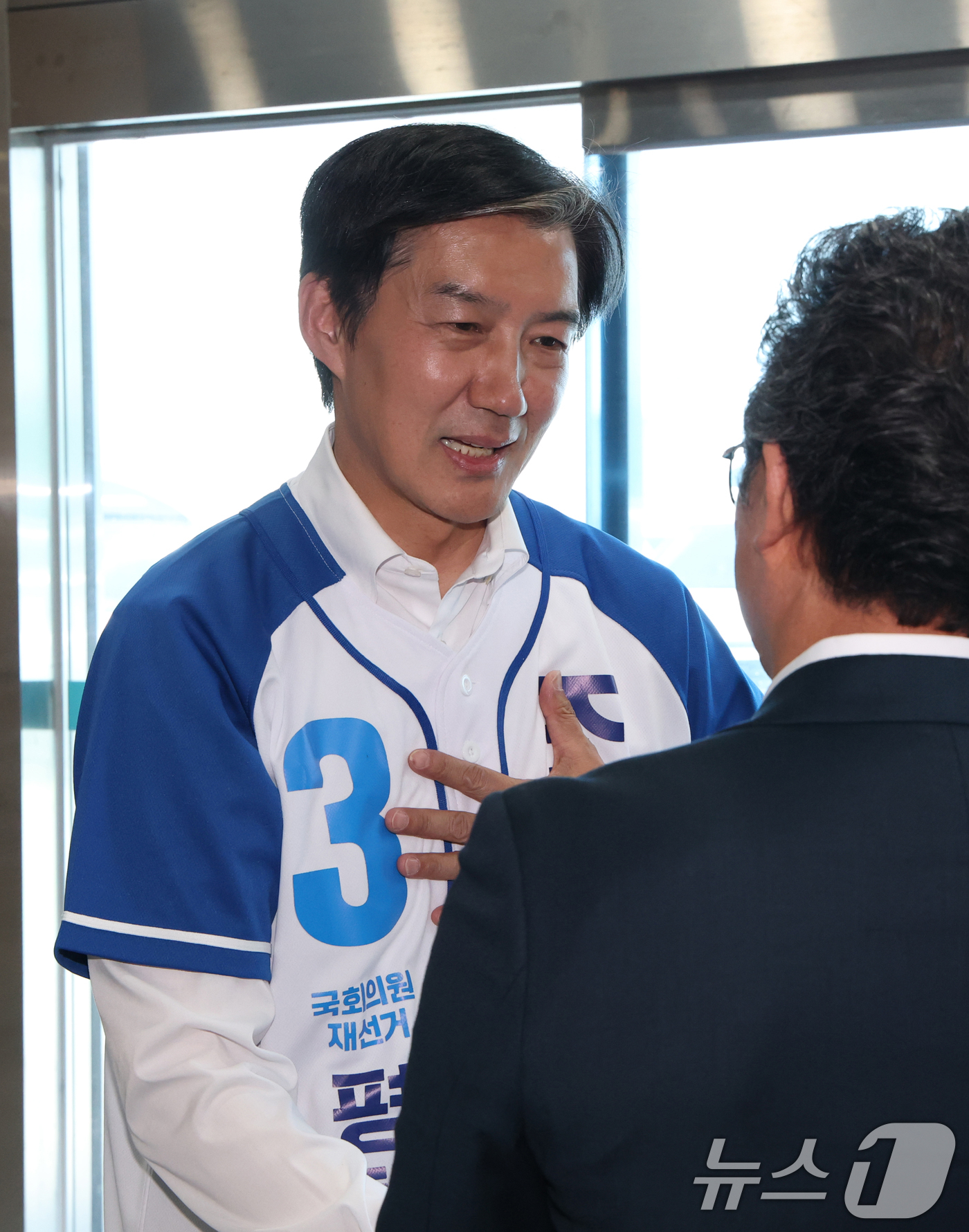 (평택=뉴스1) 김영운 기자 = 조국 조국혁신당 경기 팽택시을 국회의원 후보가 2일 경기 평택시 안중읍 일대에서 시민들에게 지지를 호소하고 있다. 2026.6.2/뉴스1