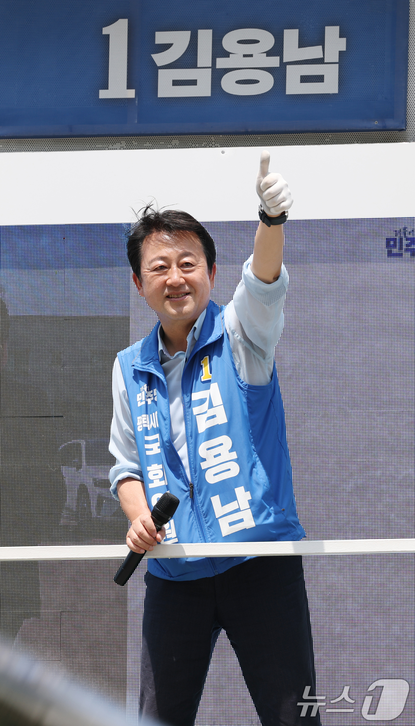(평택=뉴스1) 김영운 기자 = 김용남 더불어민주당 경기 팽택시을 국회의원 후보가 2일 경기 평택시 안중읍 일대에서 시민들에게 지지를 호소하고 있다. 2026.6.2/뉴스1