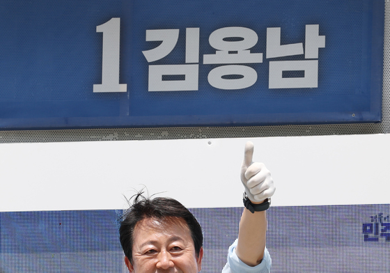 시민들에게 지지 호소하는 김용남