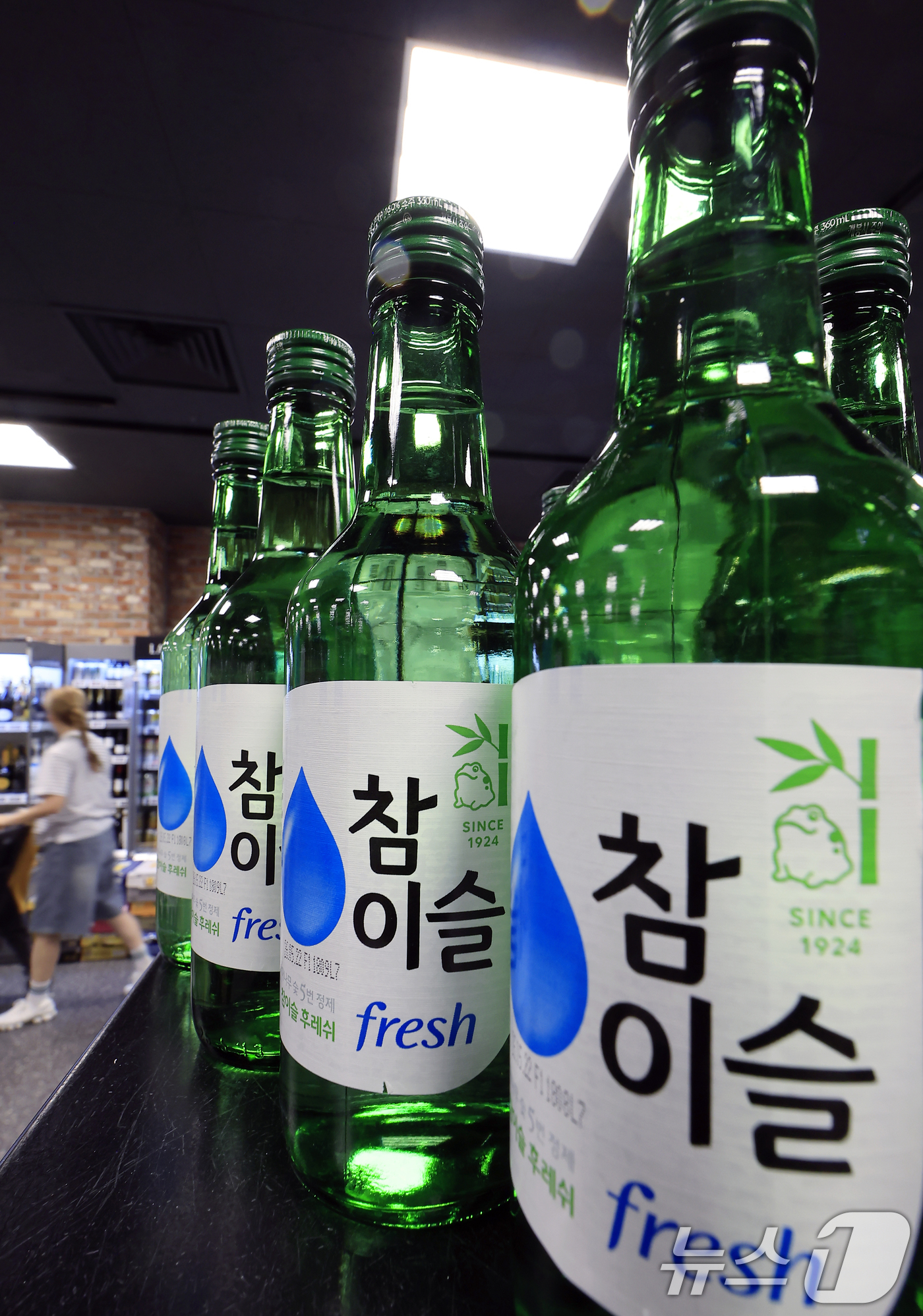 (서울=뉴스1) 박정호 기자 = 하이트진로가 소비자들의 저도주 선호 현상을 반영해 약 2년 4개월 만에 대표 소주 브랜드 참이슬 후레쉬의 주질을 개선한다고 밝힌 2일 서울 시내의 …