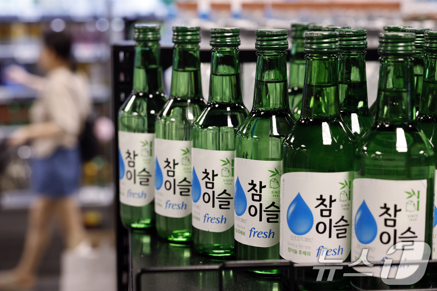 (서울=뉴스1) 박정호 기자 = 하이트진로가 소비자들의 저도주 선호 현상을 반영해 약 2년 4개월 만에 대표 소주 브랜드 참이슬 후레쉬의 주질을 개선한다고 밝힌 2일 서울 시내의 …