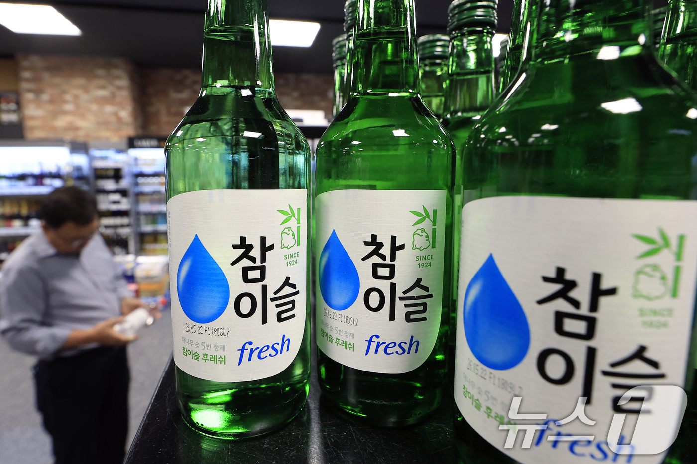 (서울=뉴스1) 박정호 기자 = 하이트진로가 소비자들의 저도주 선호 현상을 반영해 약 2년 4개월 만에 대표 소주 브랜드 참이슬 후레쉬의 주질을 개선한다고 밝힌 2일 서울 시내의 …