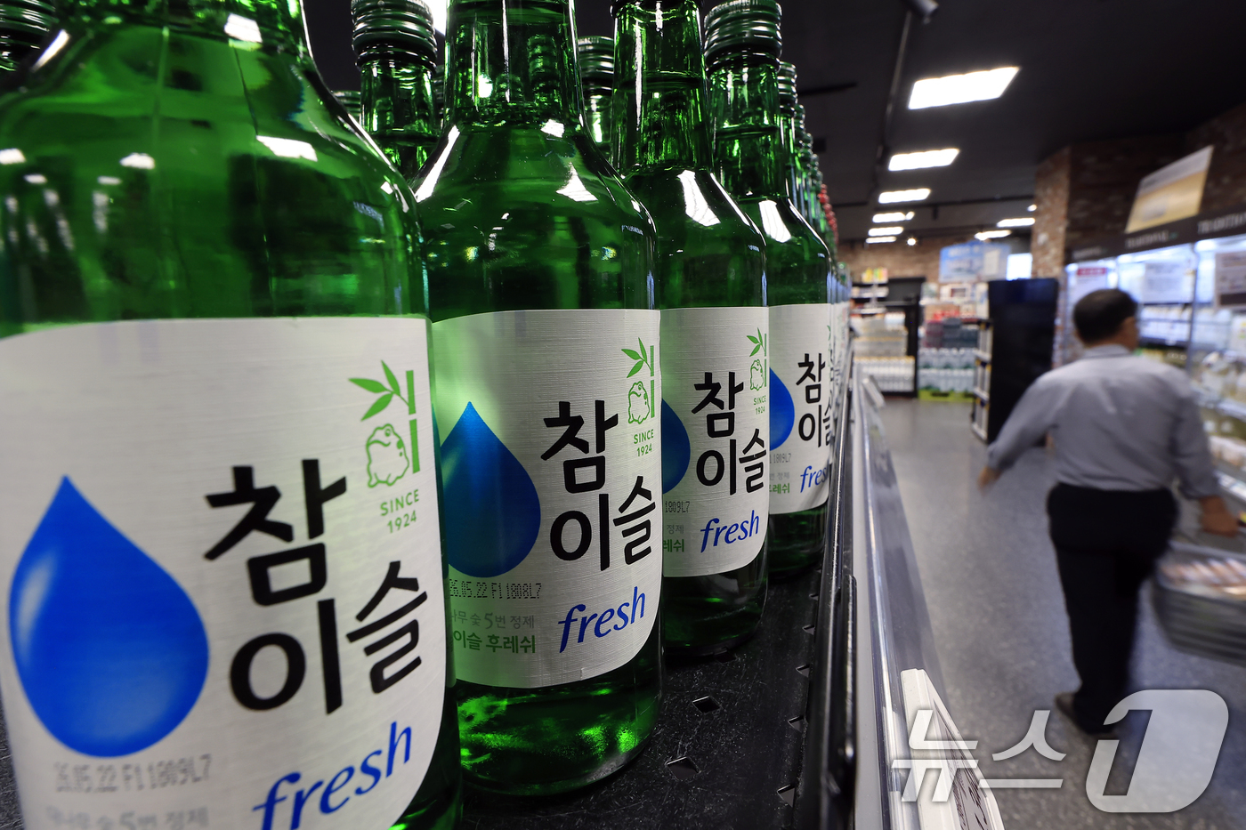 (서울=뉴스1) 박정호 기자 = 하이트진로가 소비자들의 저도주 선호 현상을 반영해 약 2년 4개월 만에 대표 소주 브랜드 참이슬 후레쉬의 주질을 개선한다고 밝힌 2일 서울 시내의 …