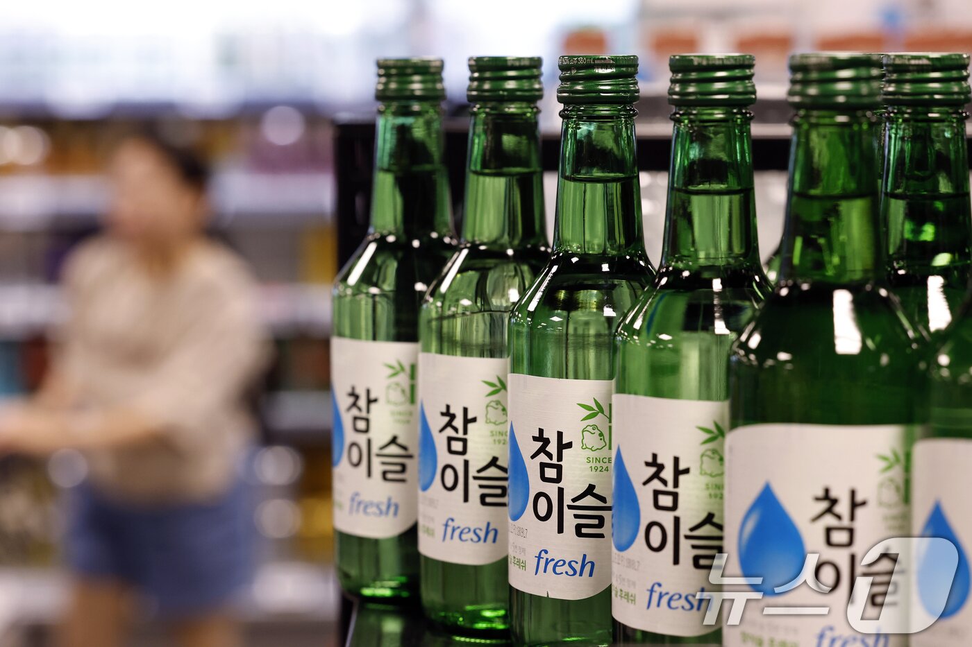 본문 이미지 - 서울 시내의 한 대형마트 주류 코너에 참이슬 후레쉬가 진열되어 있다.  ⓒ 뉴스1 박정호 기자