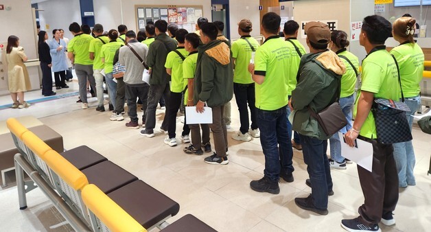 라오스 외국인 계절근로자 입국…단양 농촌서 '일손 돕기'