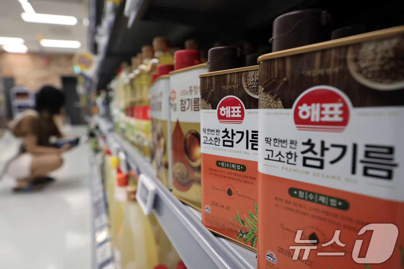 (서울=뉴스1) 박정호 기자 = 대한민국 참기름이 K-푸드 수출 대열에 본격 합류한 것으로 나타난 2일 서울 시내의 한 대형마트의 소스류 코너에 참기름이 진열되어 있다.관세청에 따 …
