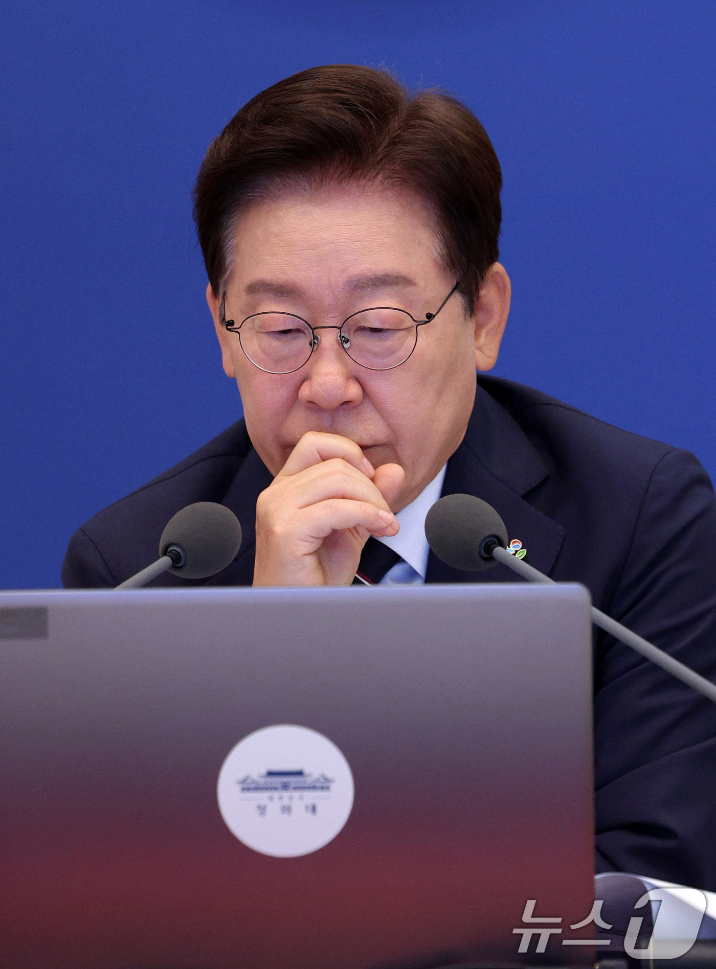(서울=뉴스1) 허경 기자 = 이재명 대통령이 2일 청와대에서 열린 국무회의 겸 비상경제점검회의에서 자료를 보고 있다. (청와대통신사진기자단) 2026.6.2/뉴스1