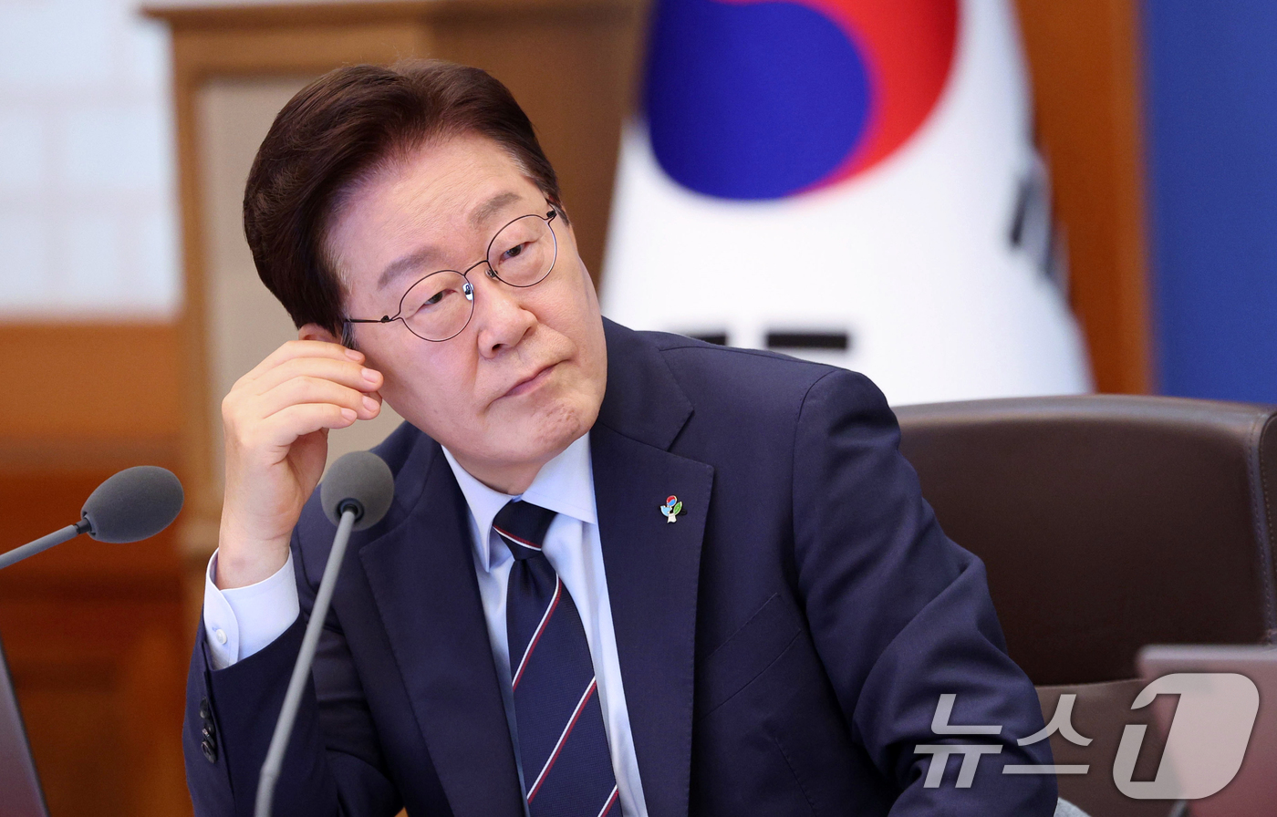 (서울=뉴스1) 허경 기자 = 이재명 대통령이 2일 청와대에서 열린 국무회의 겸 비상경제점검회의에서 부처별 보고를 받고 있다. (청와대통신사진기자단) 2026.6.2/뉴스1