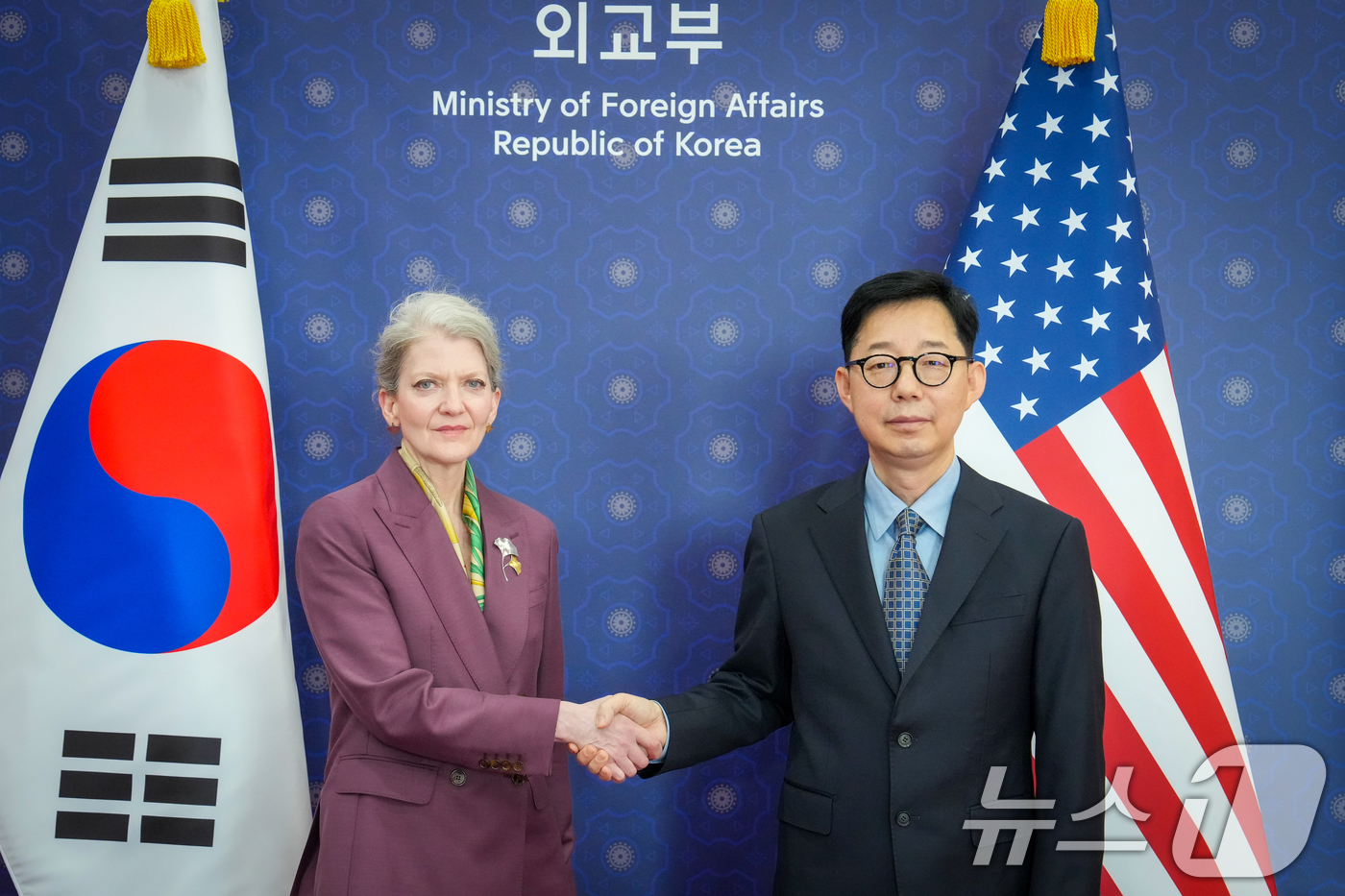 (서울=뉴스1) = 박윤주 외교부 1차관과 앨리슨 후커 미국 국무부 정무차관이 2일 서울 종로구 외교부 청사에서 열린 한미정상회담 공동설명자료(조인트 팩트시트) 안보 분야 후속조치 …