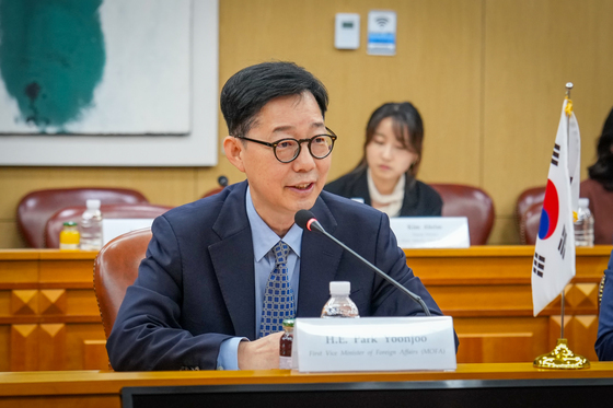 외교부 1차관 "호르무즈 기여, 국익에 기초해 주체적으로 결정"