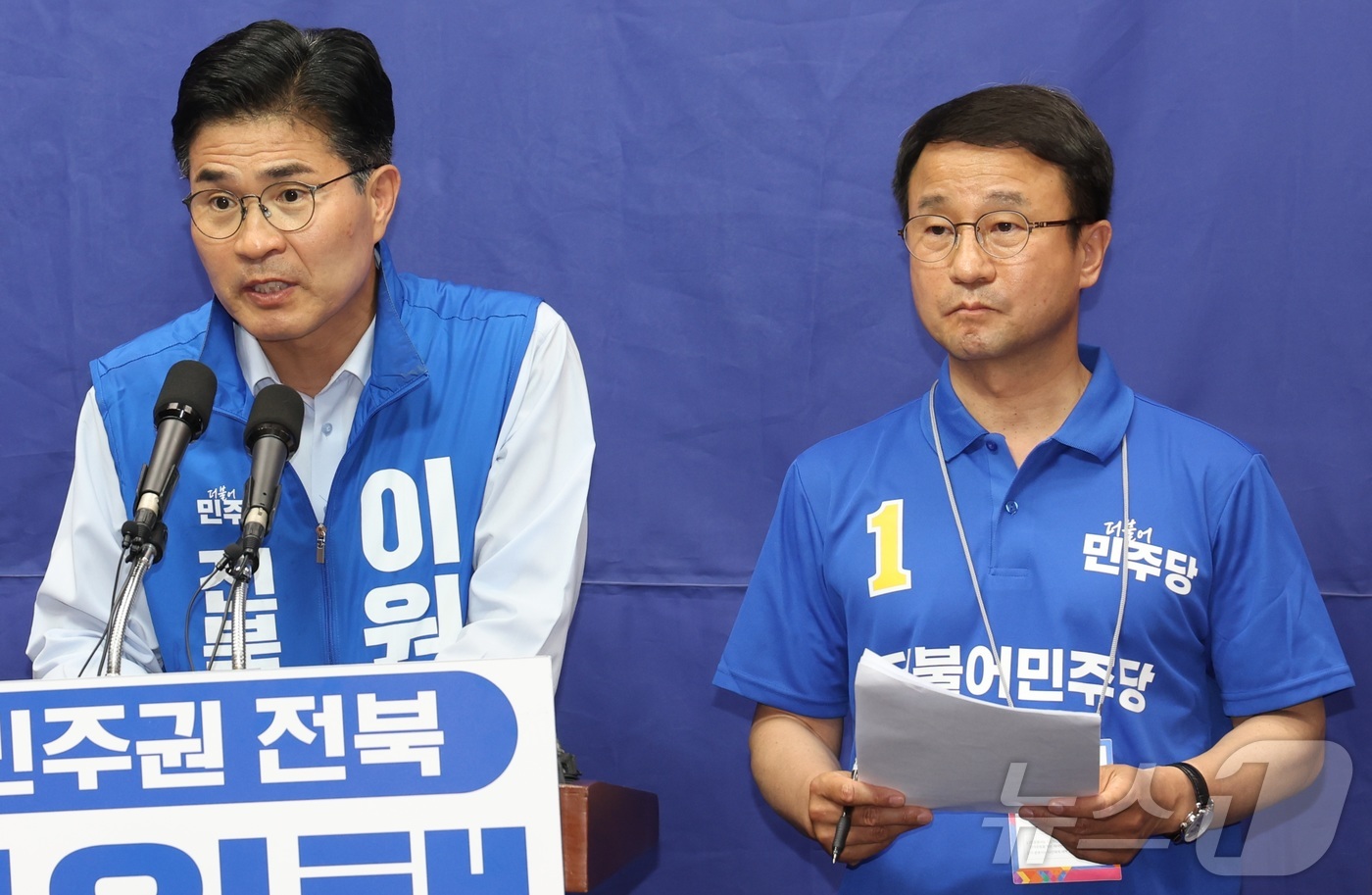 (전주=뉴스1) 유경석 기자 = 이원택 더불어민주당 전북도지사 후보(왼쪽)와 한병도 원내대표가 2일 전북 전주시 전북특별자치도의회에서 기자회견을 열고 질의에 답변을 하고 있다. 2 …