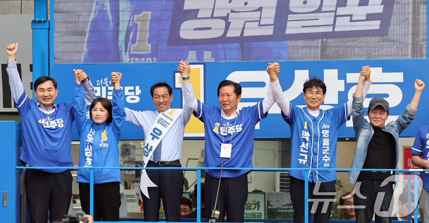 (영월=뉴스1) 황기선 기자 = 더불어민주당 정청래 대표와 우상호 강원도지사 후보가 2일 오후 강원 영월군 중앙로에서 유권자들에게 지지를 호소하고 있다. 2026.6.2/뉴스1
