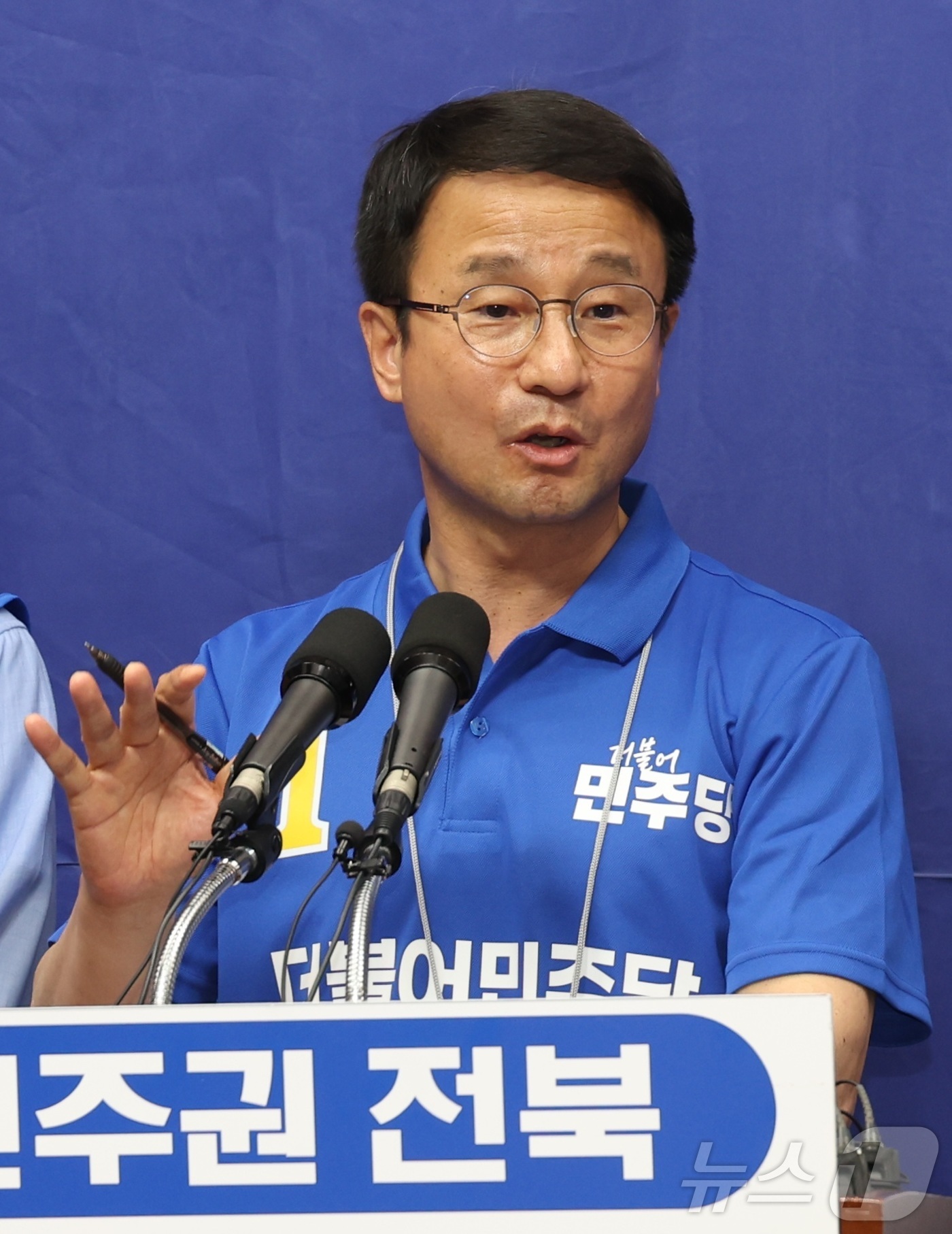 (전주=뉴스1) 유경석 기자 = 한병도 더불어민주당 원내대표가 2일 전북 전주시 전북특별자치도의회에서 기자회견을 열고 질의에 답변을 하고 있다. 2026.6.2/뉴스1