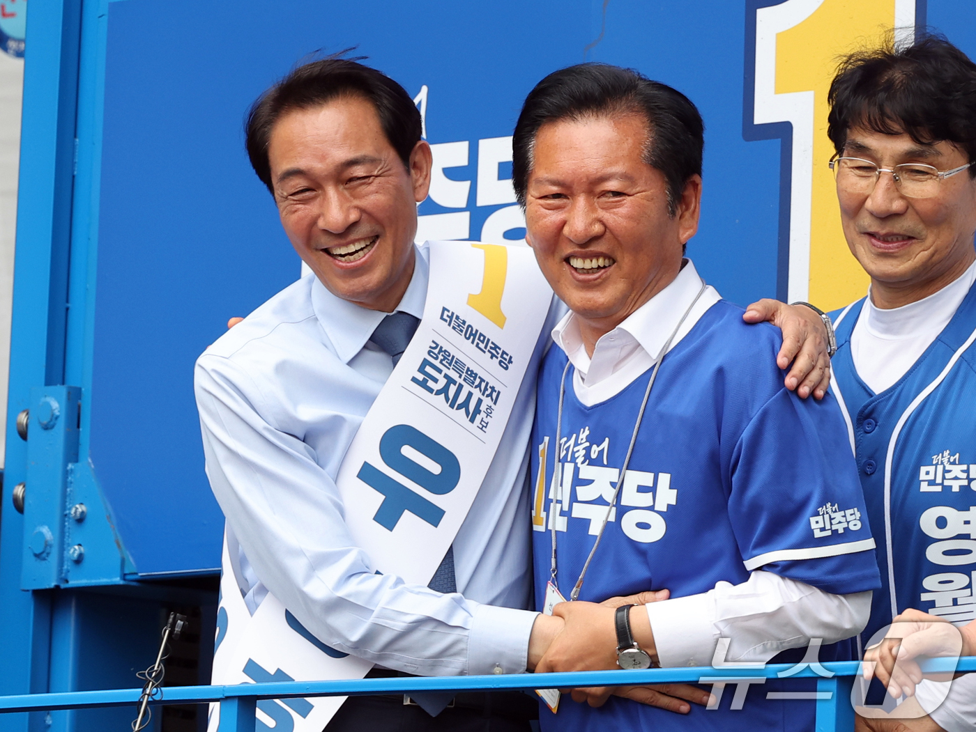 (영월=뉴스1) 황기선 기자 = 더불어민주당 정청래 대표와 우상호 강원도지사 후보가 2일 오후 강원 영월군 중앙로에서 유세 전 포옹을 하고 있다.  2026.6.2/뉴스1