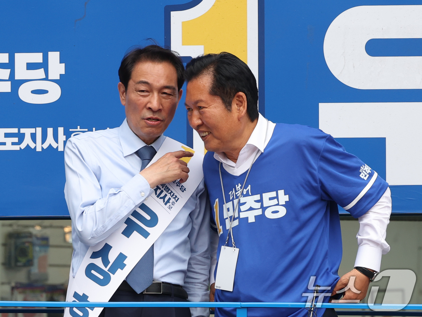(영월=뉴스1) 황기선 기자 = 더불어민주당 정청래 대표와 우상호 강원도지사 후보가 2일 오후 강원 영월군 중앙로에서 유세 전 대화를 나누고 있다.  2026.6.2/뉴스1