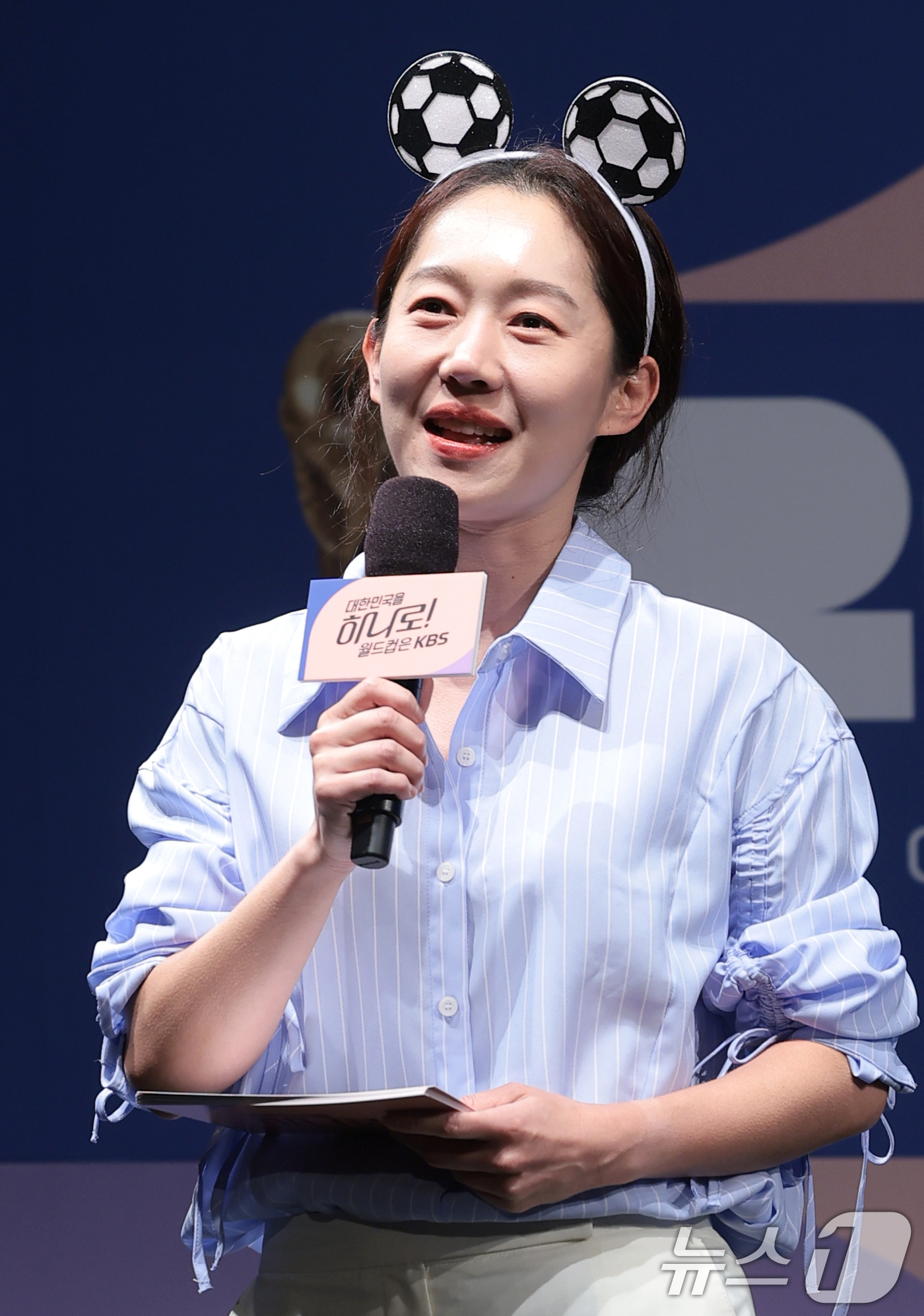 (서울=뉴스1) 권현진 기자 = 엄지인 아나운서가 2일 서울 여의도 KBS 아트홀에서 열린 'KBS 2026 FIFA 북중미 월드컵' 제작발표회에 참석해 진행을 하고 있다. 202 …