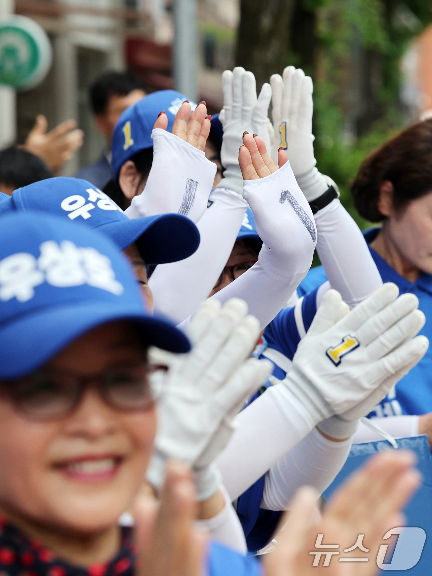 (영월=뉴스1) 황기선 기자 = 2일 오후 강원 영월군 단종로에서 더불어민주당 선거운동원들이 유세활동을 펼치고 있다. 2026.6.2/뉴스1