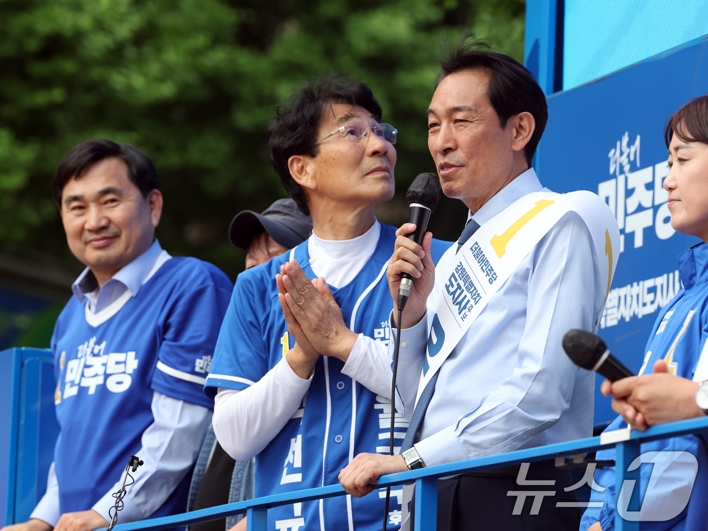 (영월=뉴스1) 황기선 기자 =  우상호 더불어민주당 강원도지사 후보가 2일 오후 강원 영월군 중앙로에서 유권자들에게 지지를 호소하고 있다. 2026.6.2/뉴스1