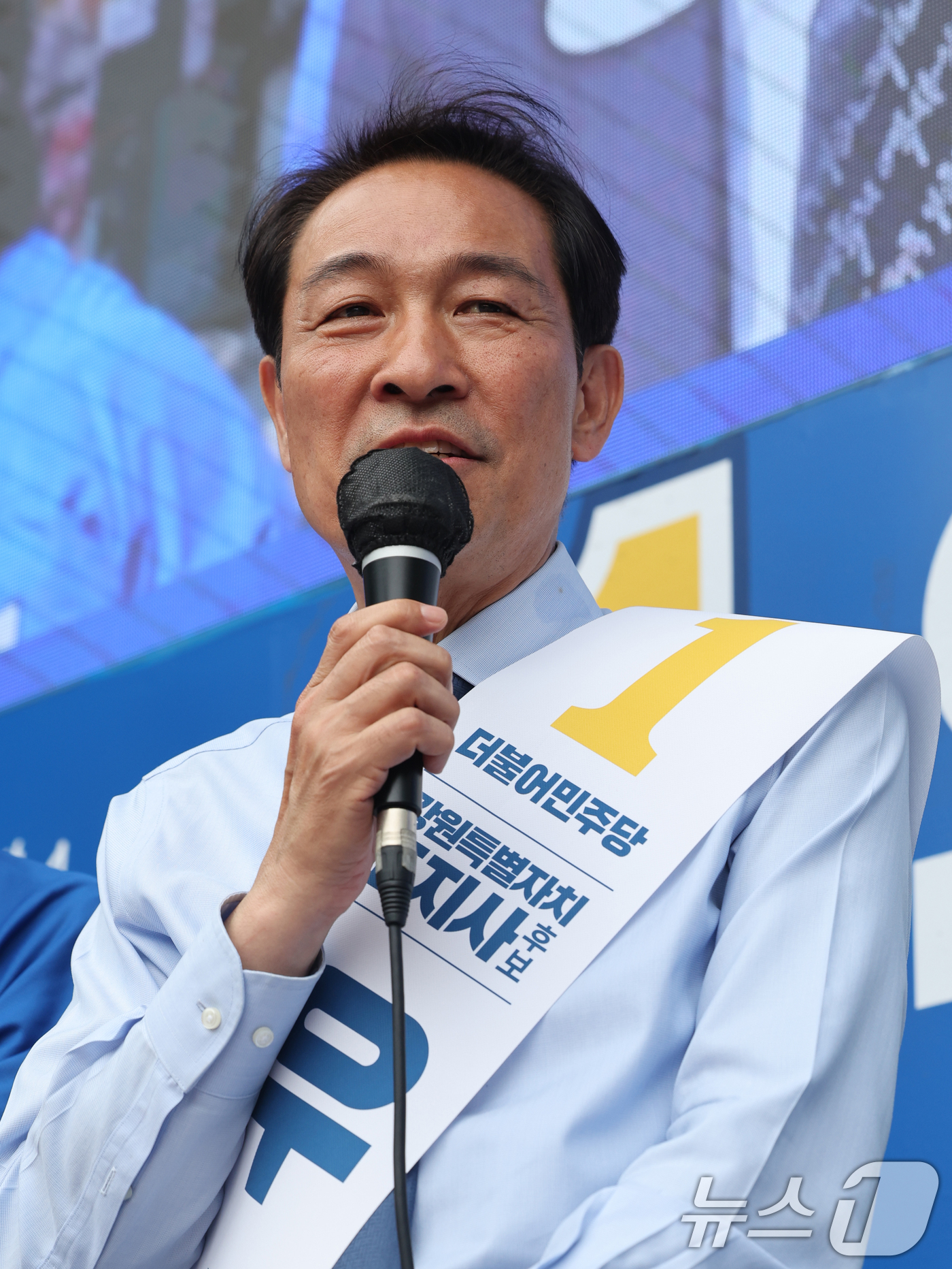 (영월=뉴스1) 황기선 기자 =  우상호 더불어민주당 강원도지사 후보가 2일 오후 강원 영월군 중앙로에서 유권자들에게 지지를 호소하고 있다. 2026.6.2/뉴스1