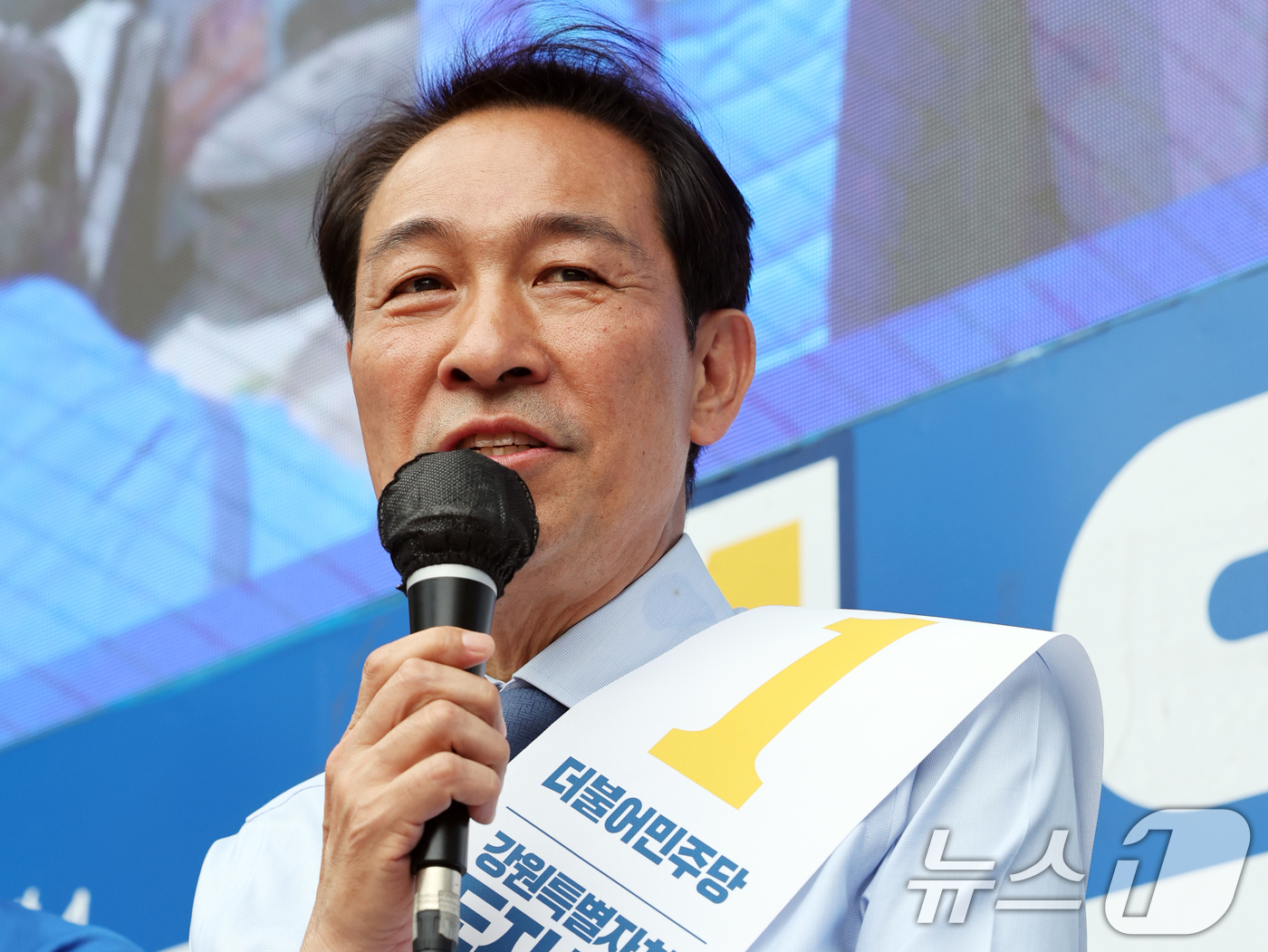 (영월=뉴스1) 황기선 기자 =  우상호 더불어민주당 강원도지사 후보가 2일 오후 강원 영월군 중앙로에서 유권자들에게 지지를 호소하고 있다. 2026.6.2/뉴스1