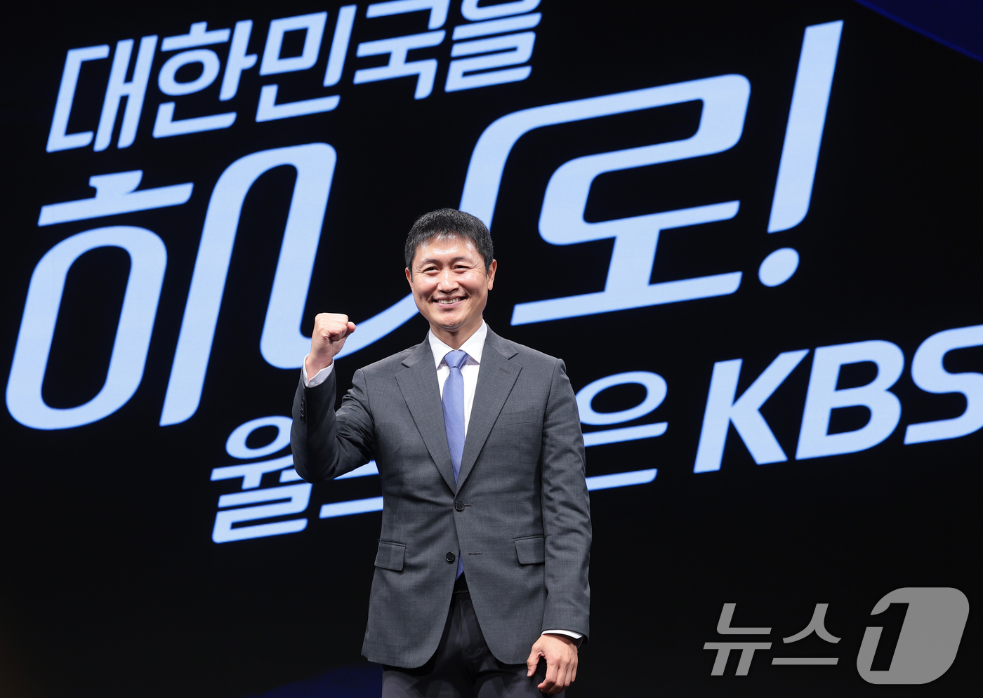 (서울=뉴스1) 권현진 기자 = 이영표 해설위원이 2일 서울 여의도 KBS 아트홀에서 열린 'KBS 2026 FIFA 북중미 월드컵' 제작발표회에 참석해 포즈를 취하고 있다. 20 …