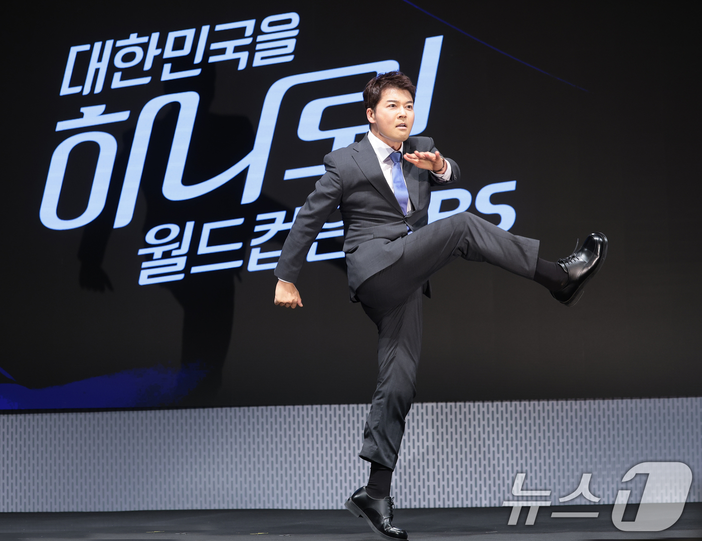 (서울=뉴스1) 권현진 기자 = 캐스터 전현무가 2일 서울 여의도 KBS 아트홀에서 열린 'KBS 2026 FIFA 북중미 월드컵' 제작발표회에 참석해 포즈를 취하고 있다. 202 …