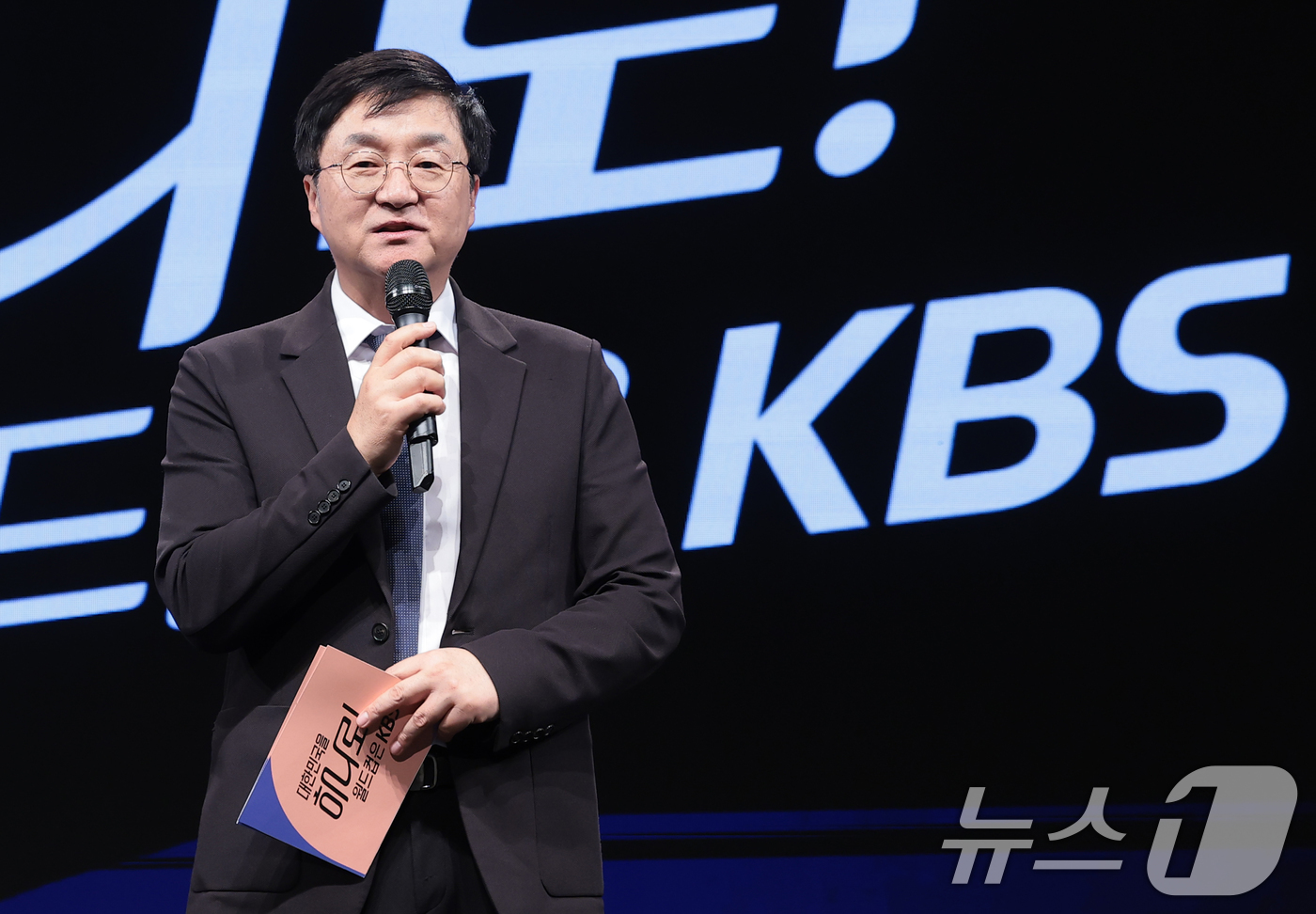 (서울=뉴스1) 권현진 기자 = 송재혁 KBS 스포츠센터장 2일 서울 여의도 KBS 아트홀에서 열린 'KBS 2026 FIFA 북중미 월드컵' 제작발표회에 참석해 인사말을 하고 있 …