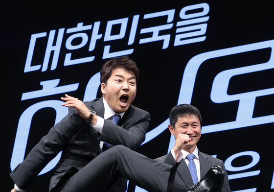 전현무, 이영표 위원 옆에서 깨방정 골 세리머니