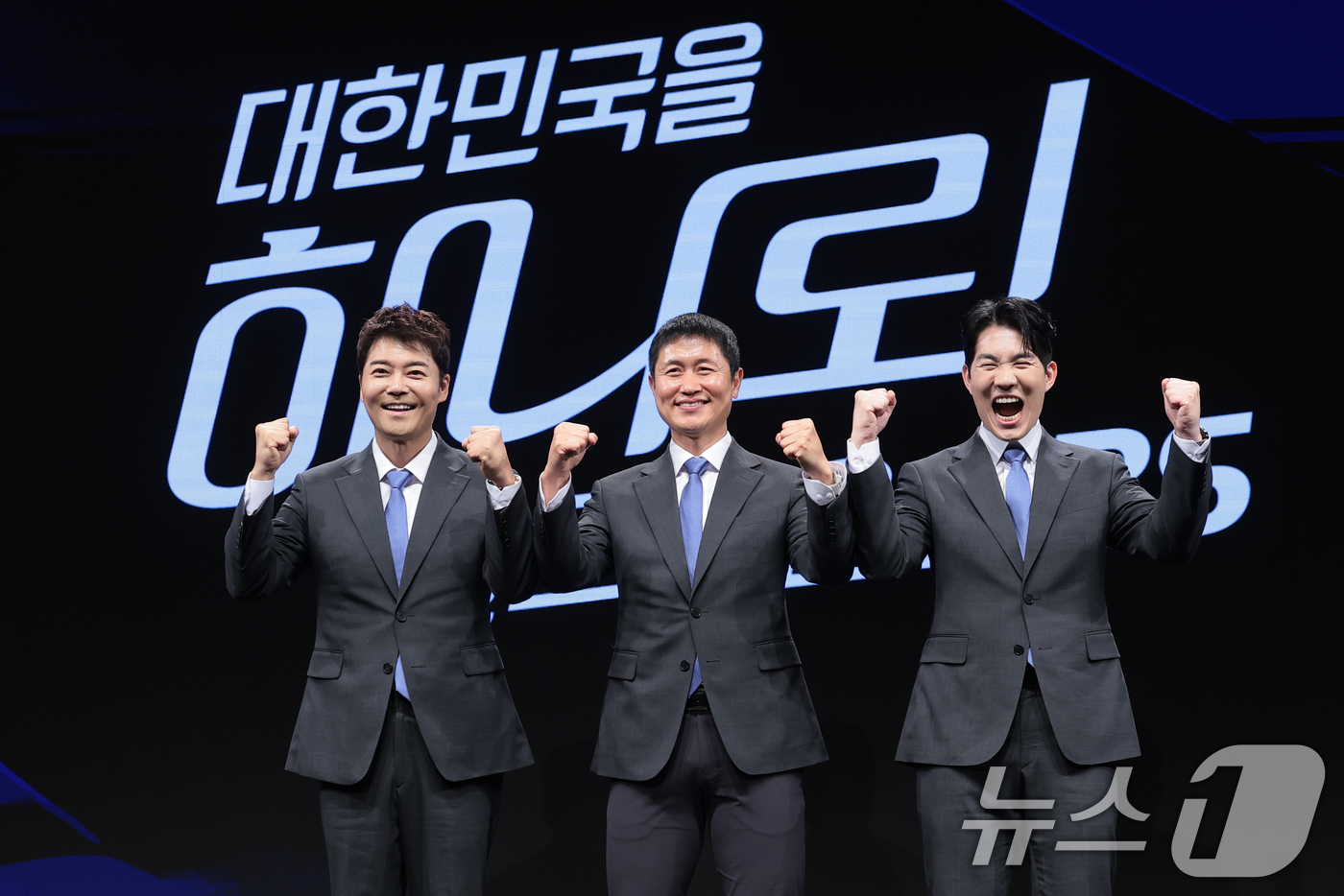 (서울=뉴스1) 권현진 기자 = 캐스터 전현무(왼쪽부터)와 해설위원 이영표, 캐스터 남현종이 2일 서울 여의도 KBS 아트홀에서 열린 'KBS 2026 FIFA 북중미 월드컵' 제 …